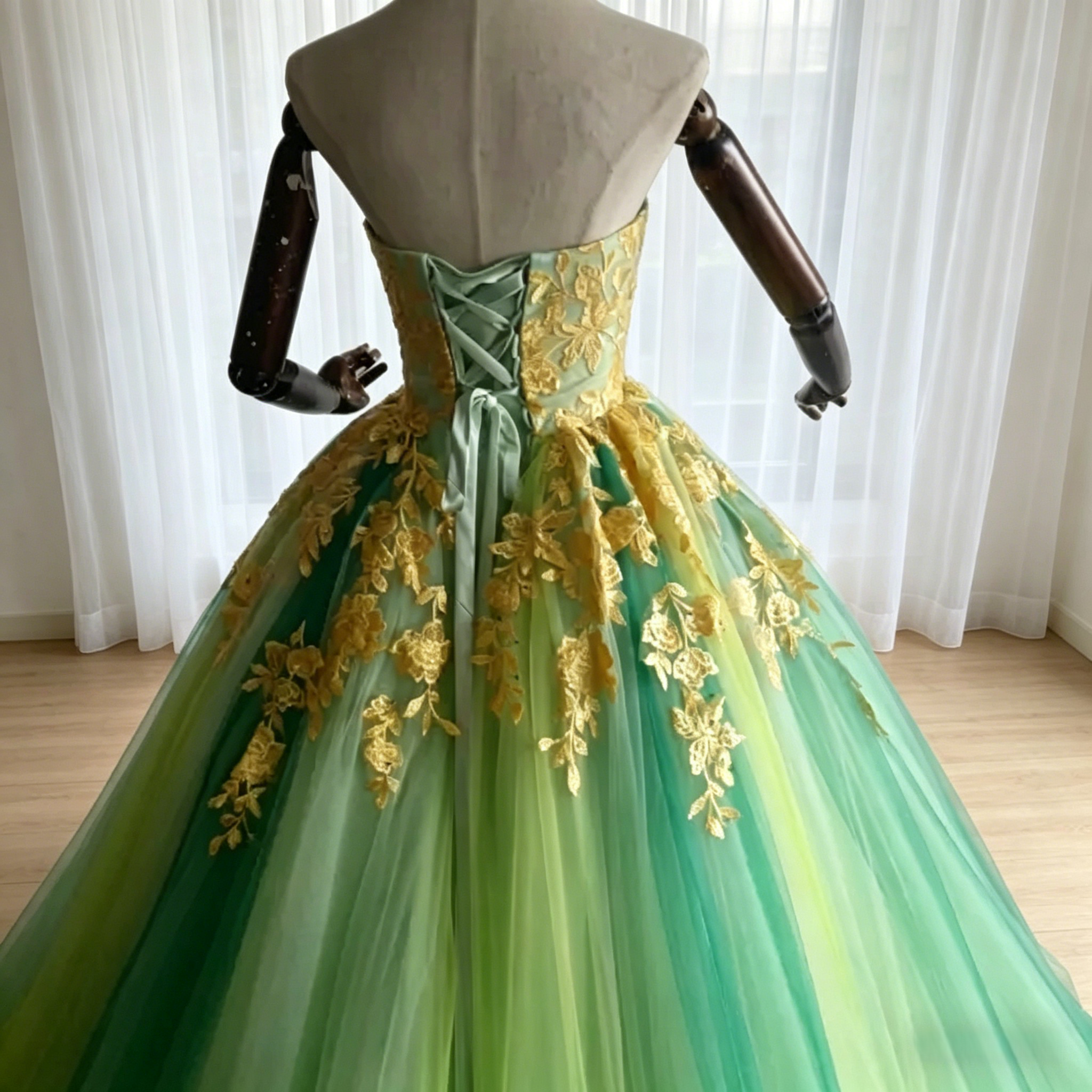 実例写真！カラードレス グリーン グラデーション ベアトップ 繊細レース チュールスカート 前撮り 花嫁