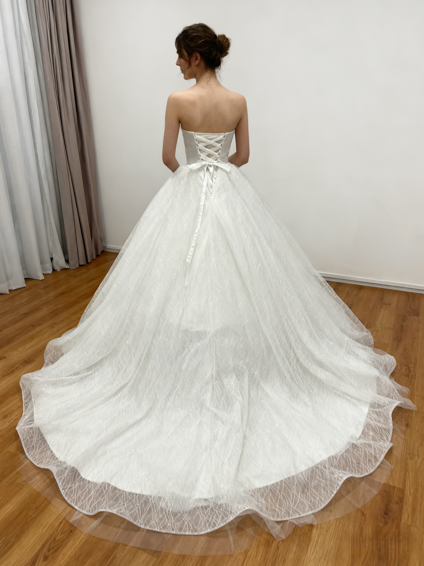 高品質！オフホワイト ドレス Aライン ベアトップ 背中見せ ノースリーブ 華やかなトレーン結婚式/披露宴/二次会