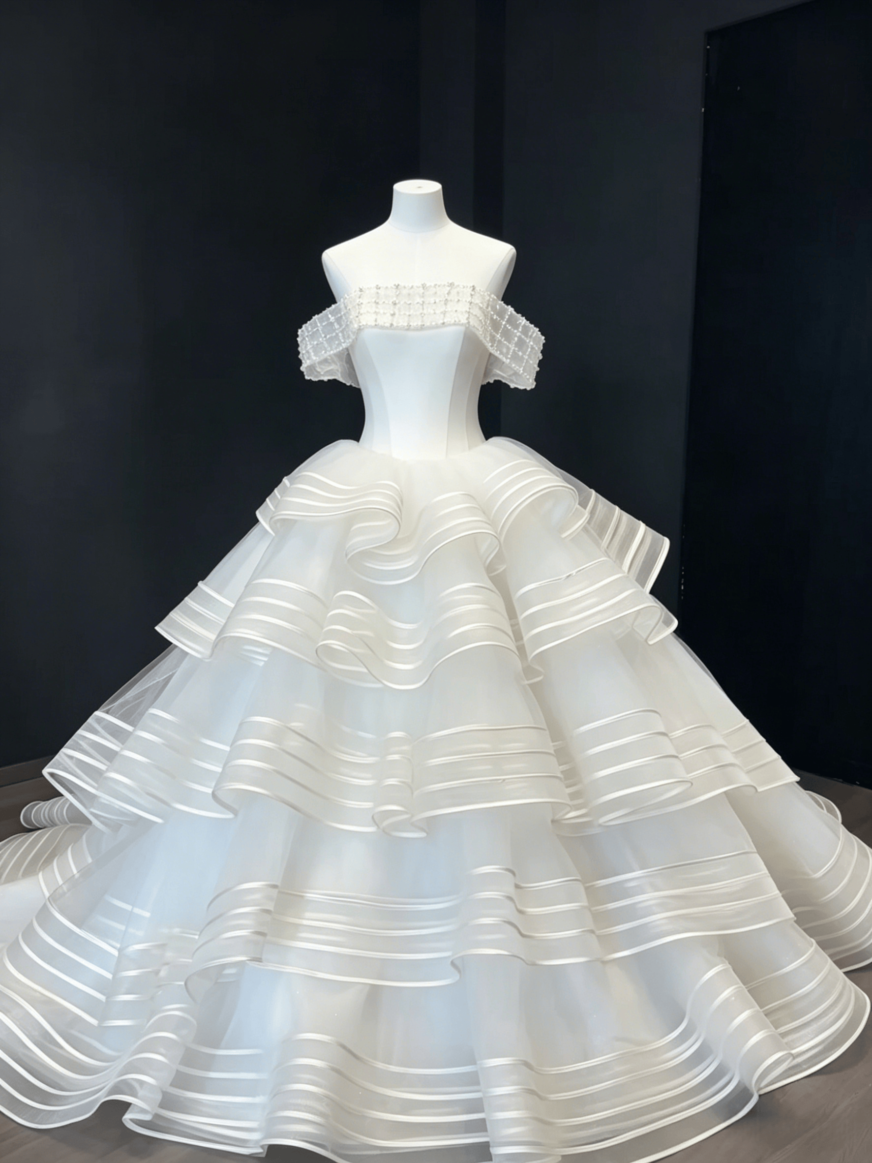 豪華！ウエディングドレス オフショルダー ビジュー ラッフルフリル プリンセスライン デザイン感 拳式/前撮り