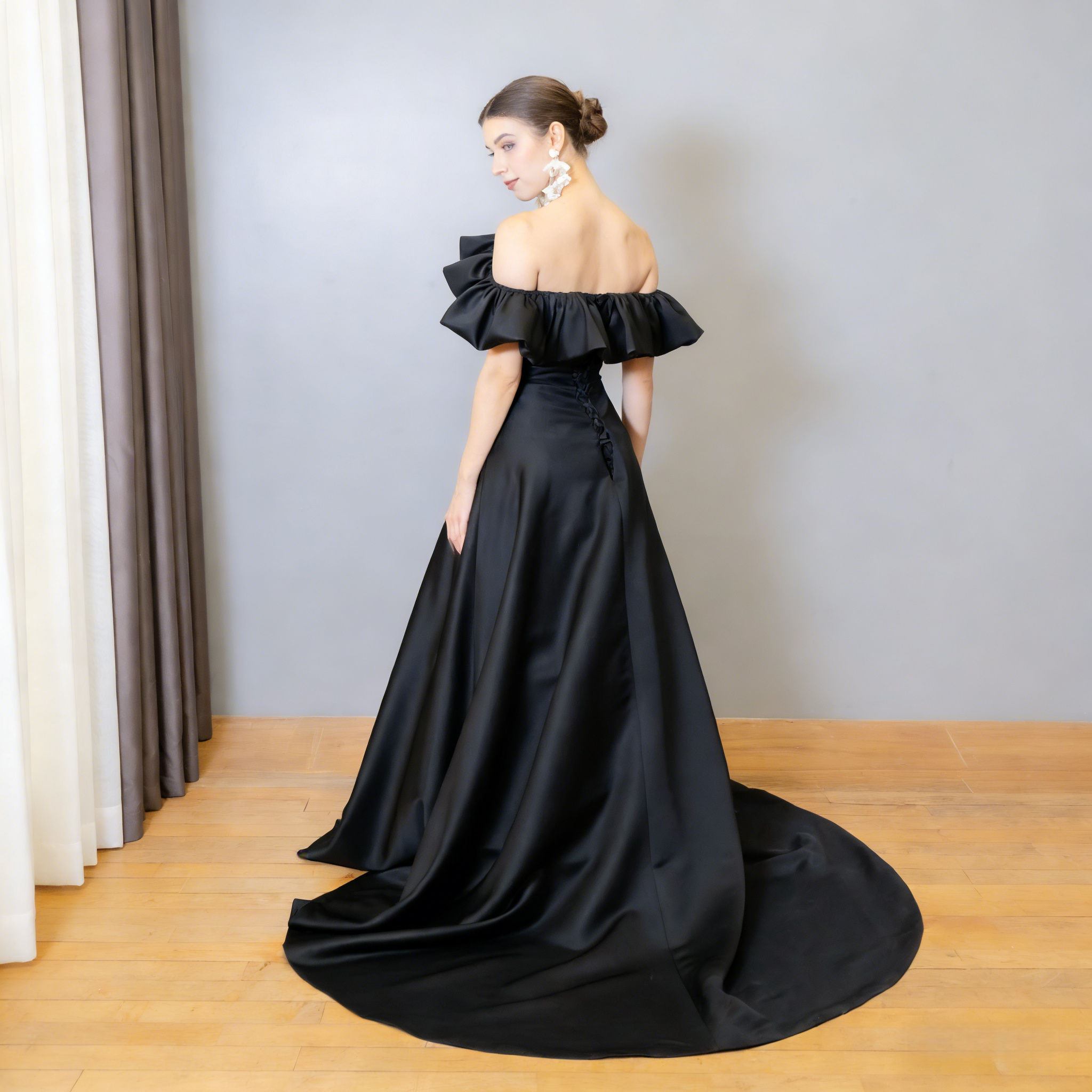 パーティードレス ブラック オフショルダー ストレッチ 光沢サテン ミニトレーン 編み上げ 謝恩会