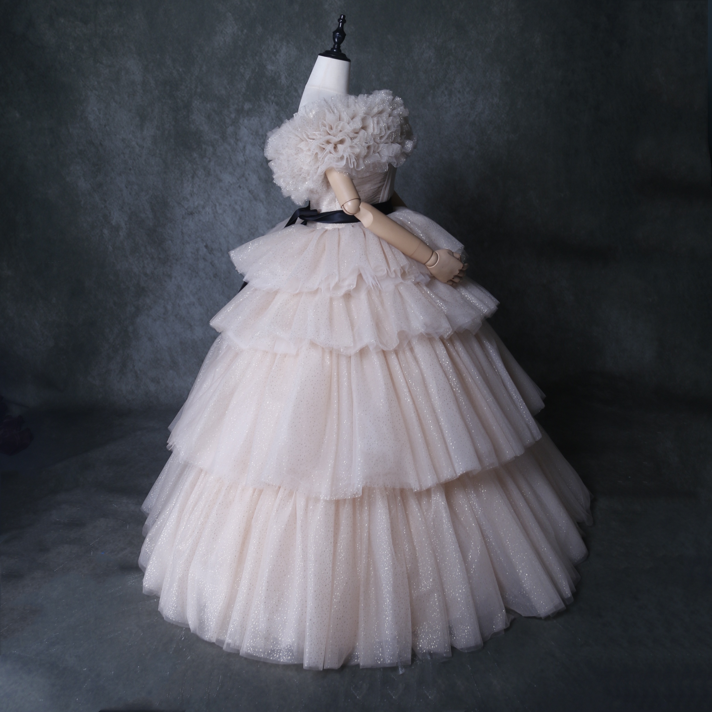 美品！プリンセスライン 薄シャンパンの色 パーティードレス オフショルダー キラキラの柔らかく重ねたチュールスカート 花嫁