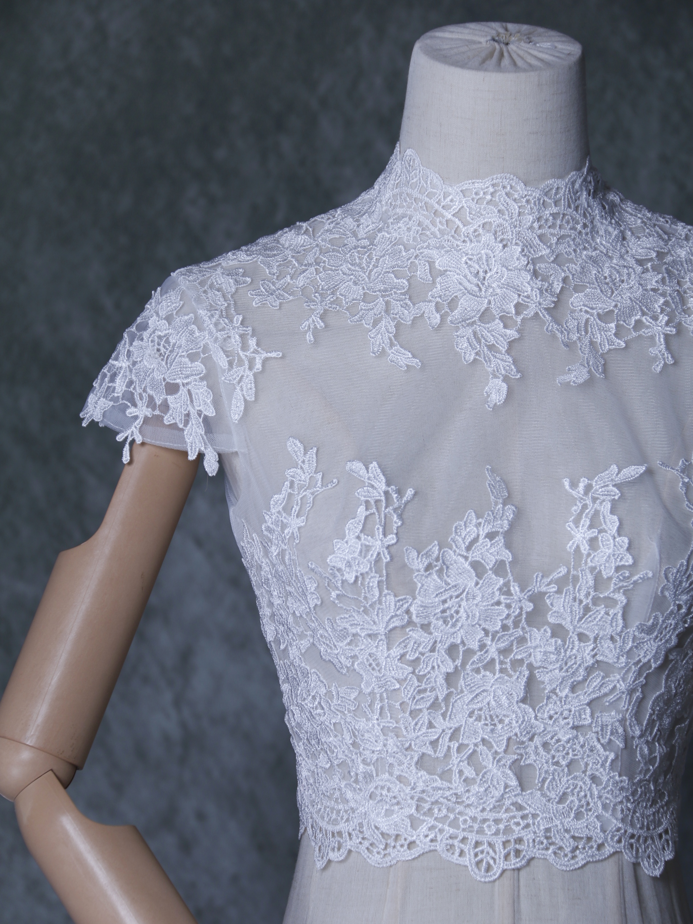 エレガント ボレロ オフホワイト ハイネック 高級刺繍 トップス くるみボタン 結婚式