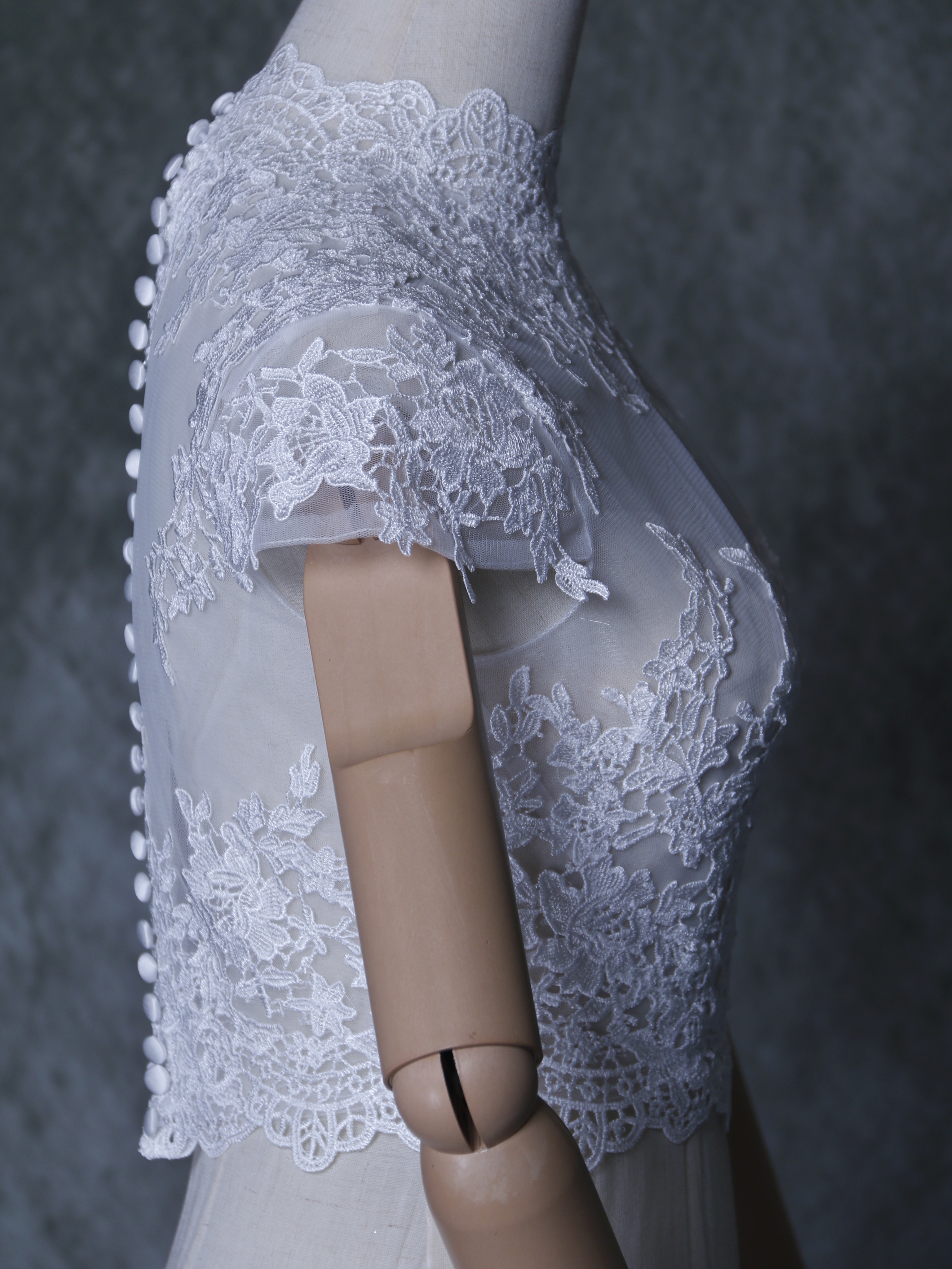 エレガント ボレロ オフホワイト ハイネック 高級刺繍 トップス くるみボタン 結婚式