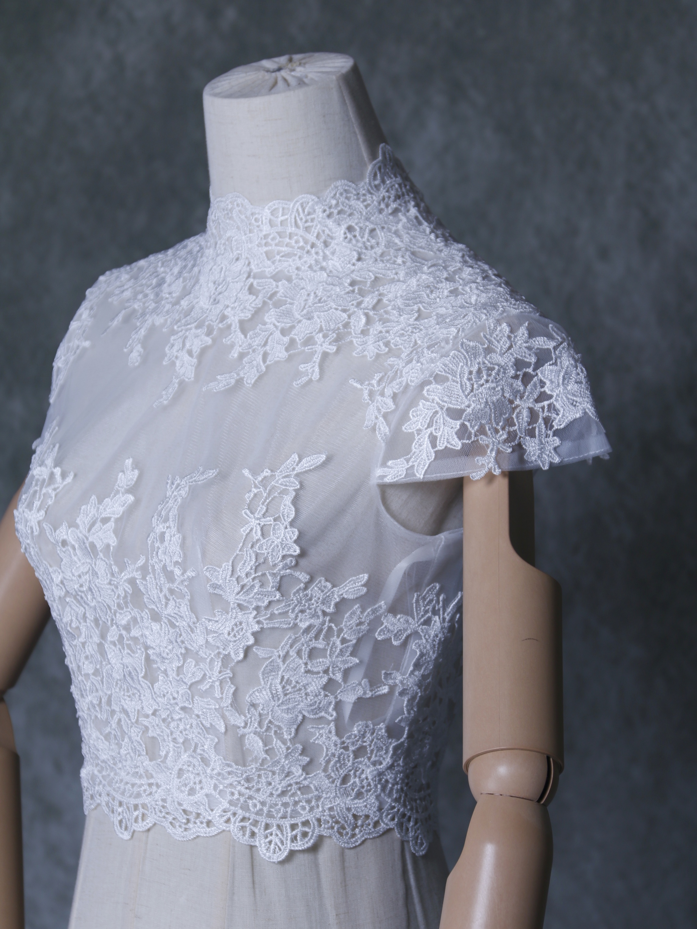 エレガント ボレロ オフホワイト ハイネック 高級刺繍 トップス くるみボタン 結婚式