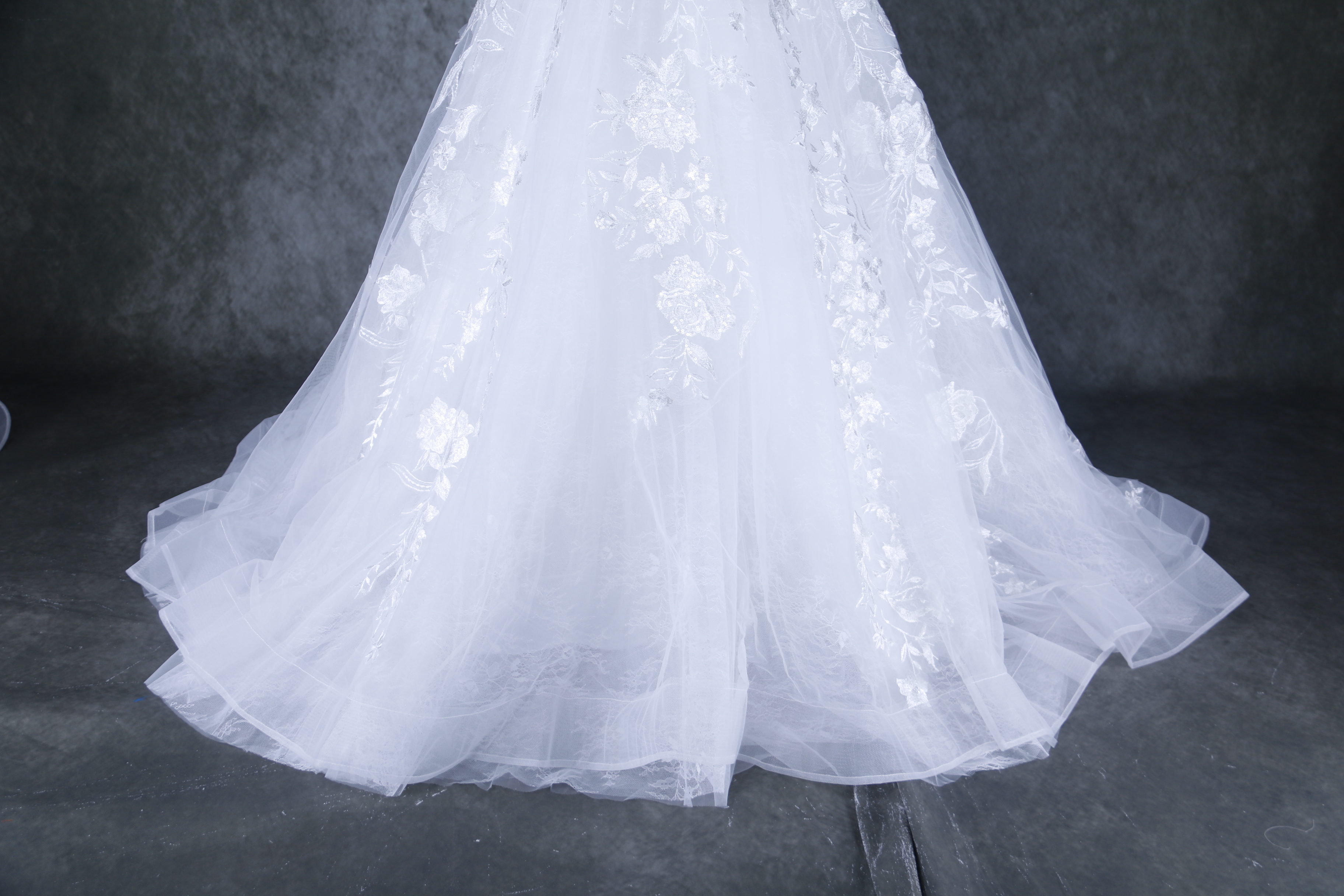 美品！ウエディングドレス オフホワイト ベアトップ 上品花レース 揺らめく裾 トレーン 結婚式/披露宴