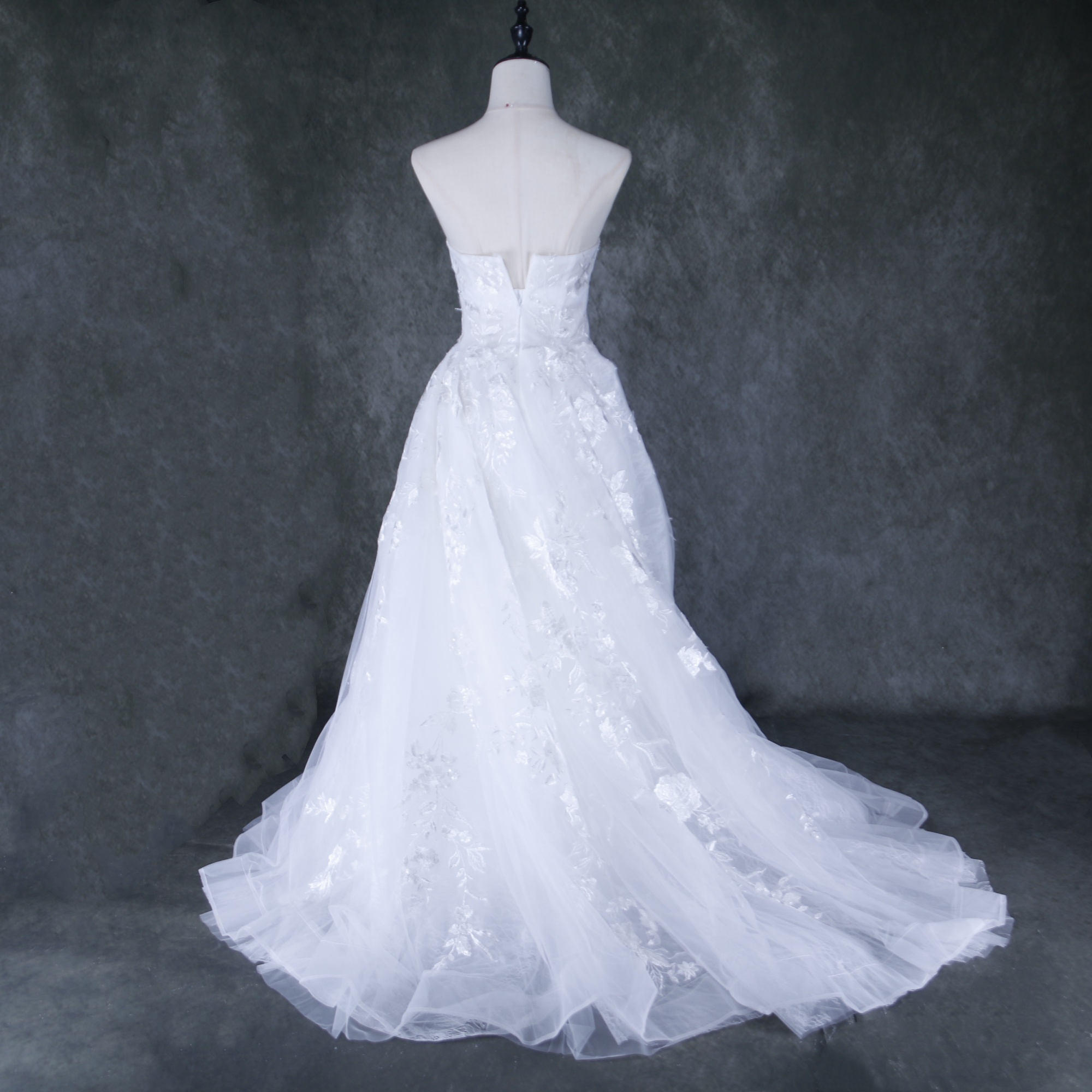 美品！ウエディングドレス オフホワイト ベアトップ 上品花レース 揺らめく裾 トレーン 結婚式/披露宴