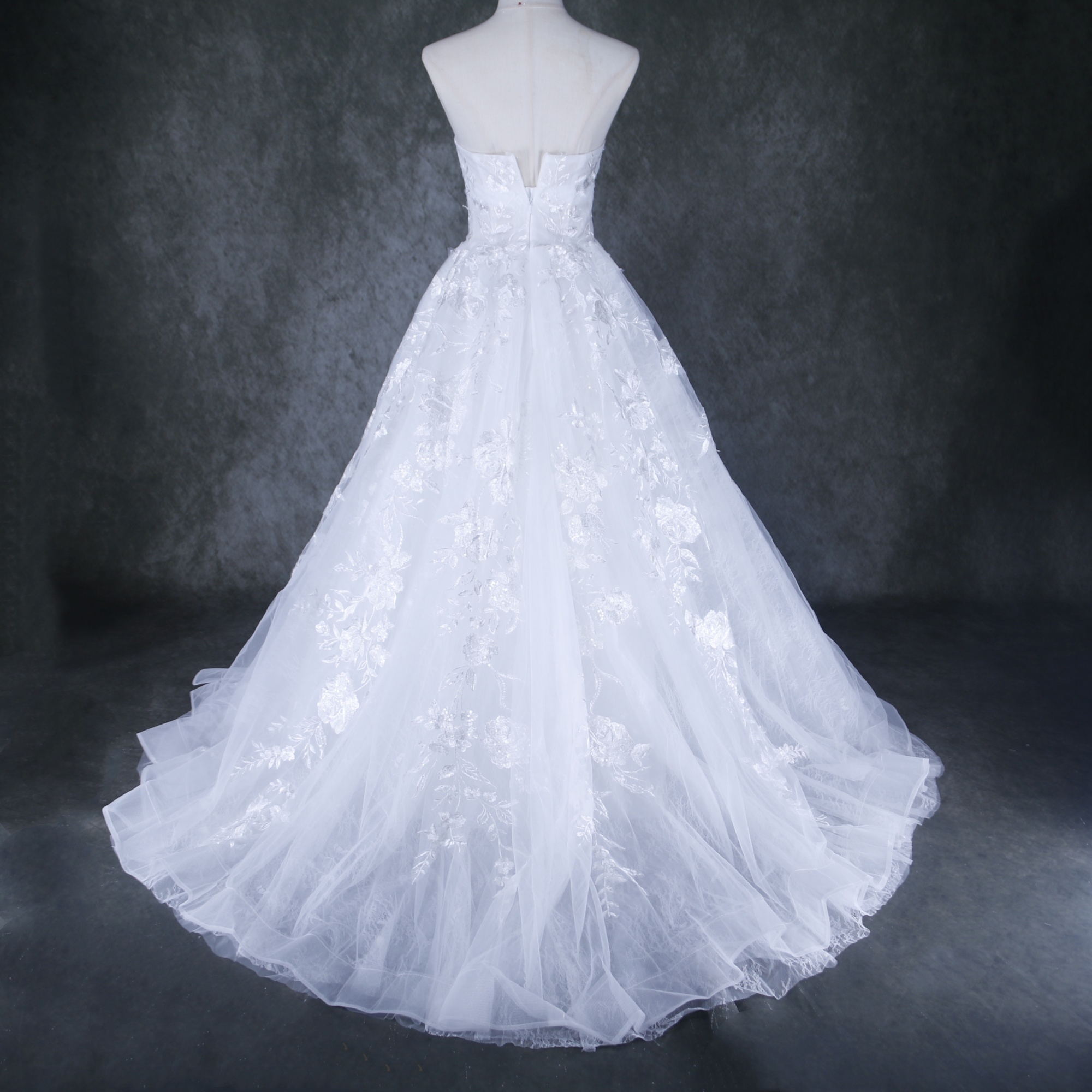 美品！ウエディングドレス オフホワイト ベアトップ 上品花レース 揺らめく裾 トレーン 結婚式/披露宴