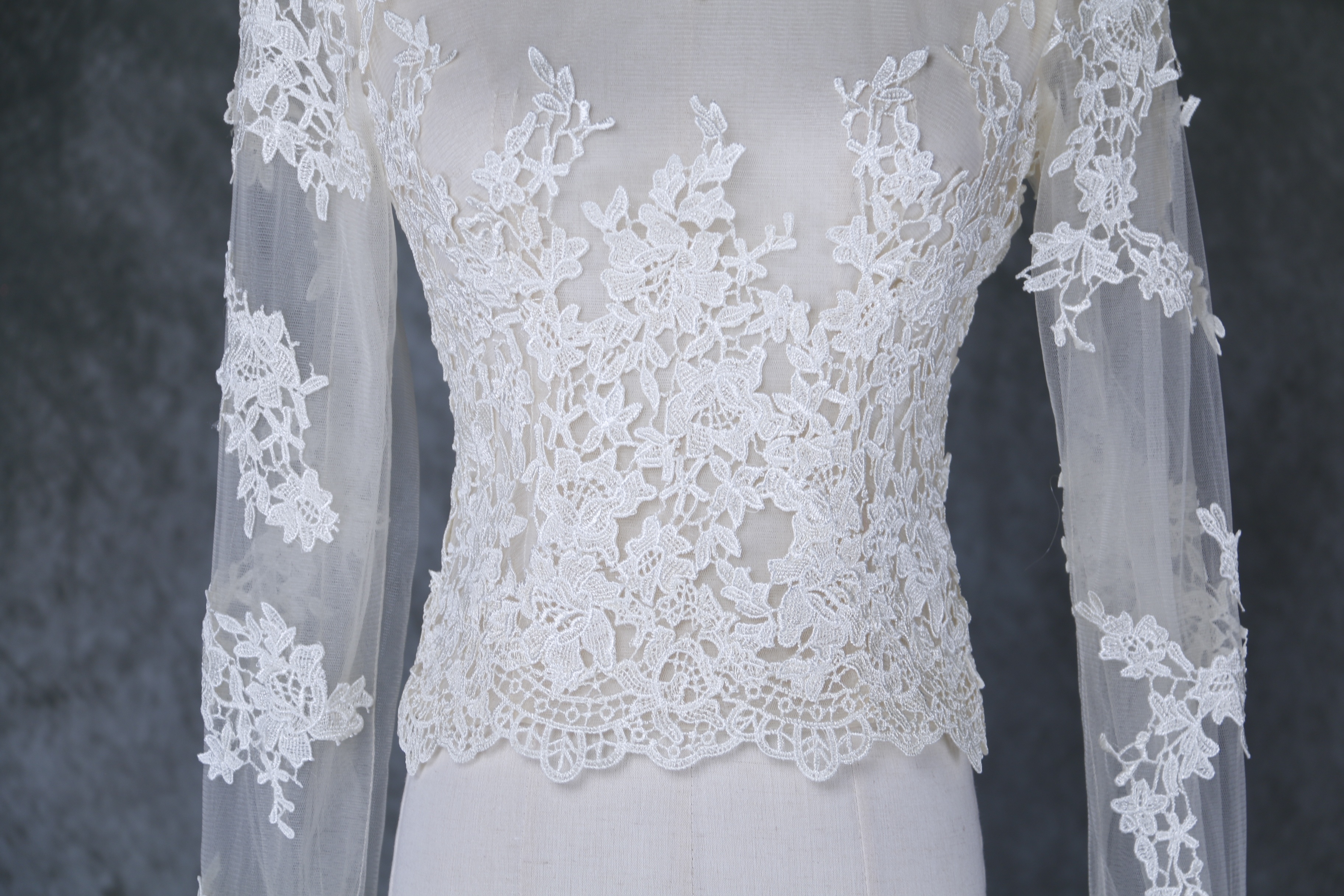 ボレロ リーム 贅沢な小花総レース ロングスリーブ くるみボタン ウェディングドレス