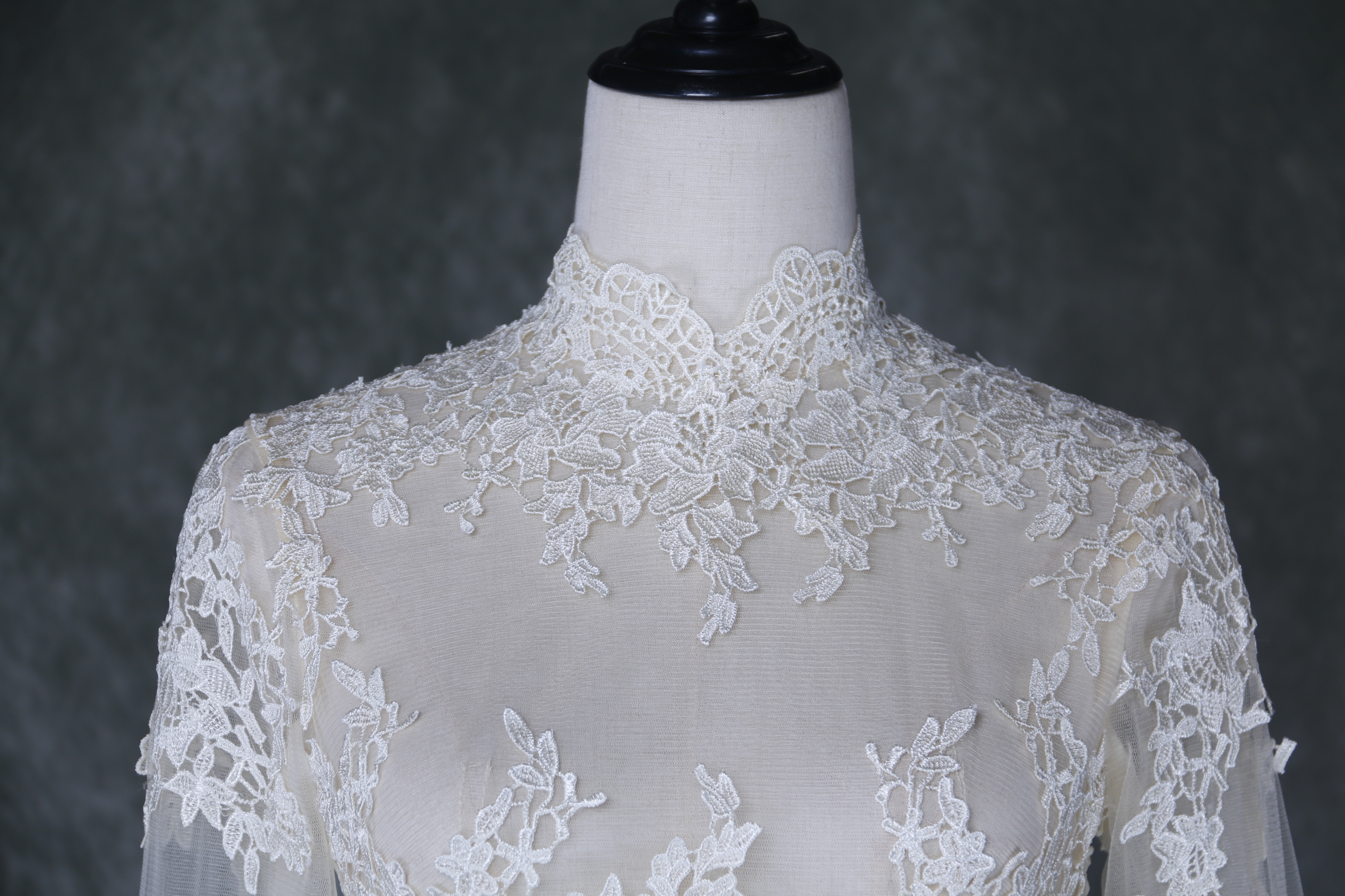 ボレロ リーム 贅沢な小花総レース ロングスリーブ くるみボタン ウェディングドレス