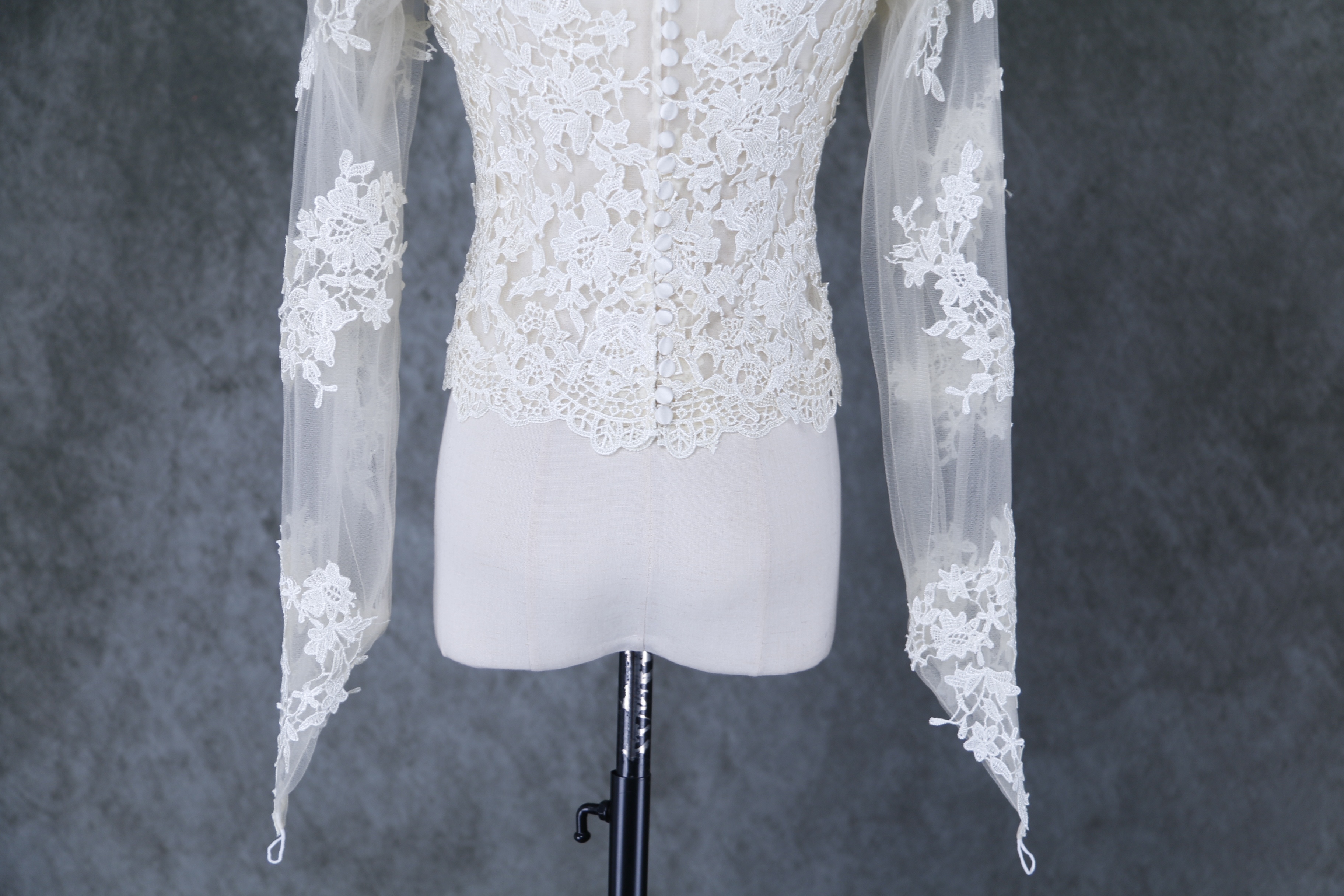 ボレロ リーム 贅沢な小花総レース ロングスリーブ くるみボタン ウェディングドレス