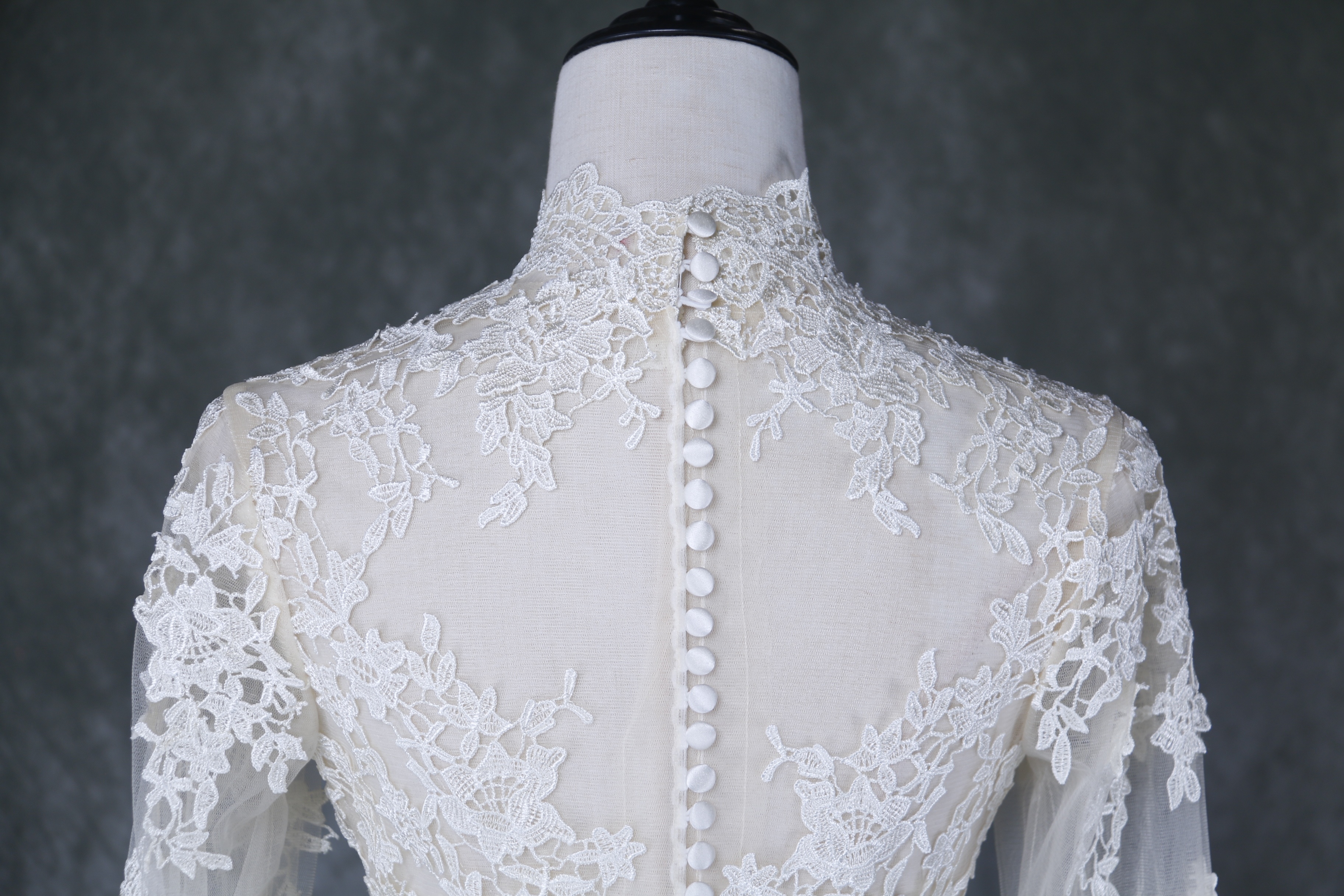 ボレロ リーム 贅沢な小花総レース ロングスリーブ くるみボタン ウェディングドレス