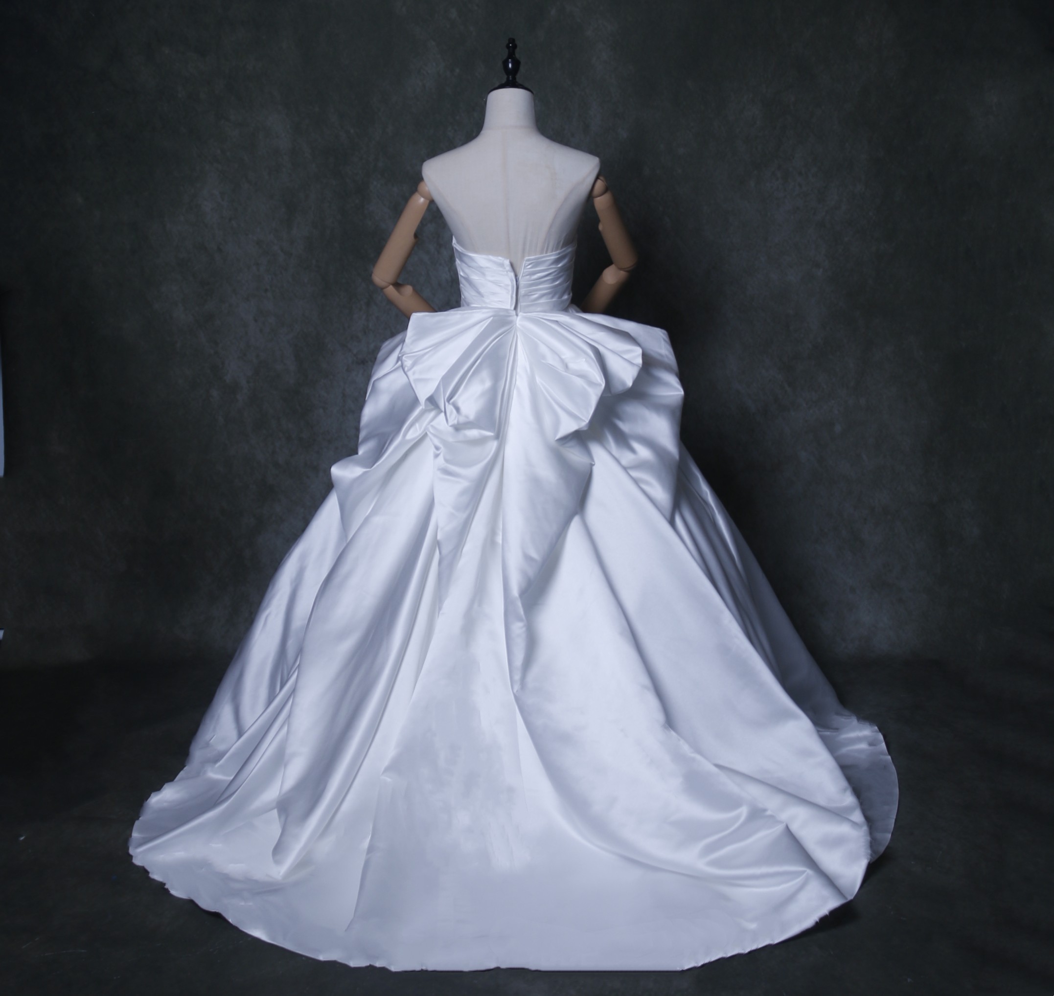 上品！ウエディングドレス ベアトップ プリンセスライン 光沢サテン ふっくら柔らかなバックリボン 結婚式