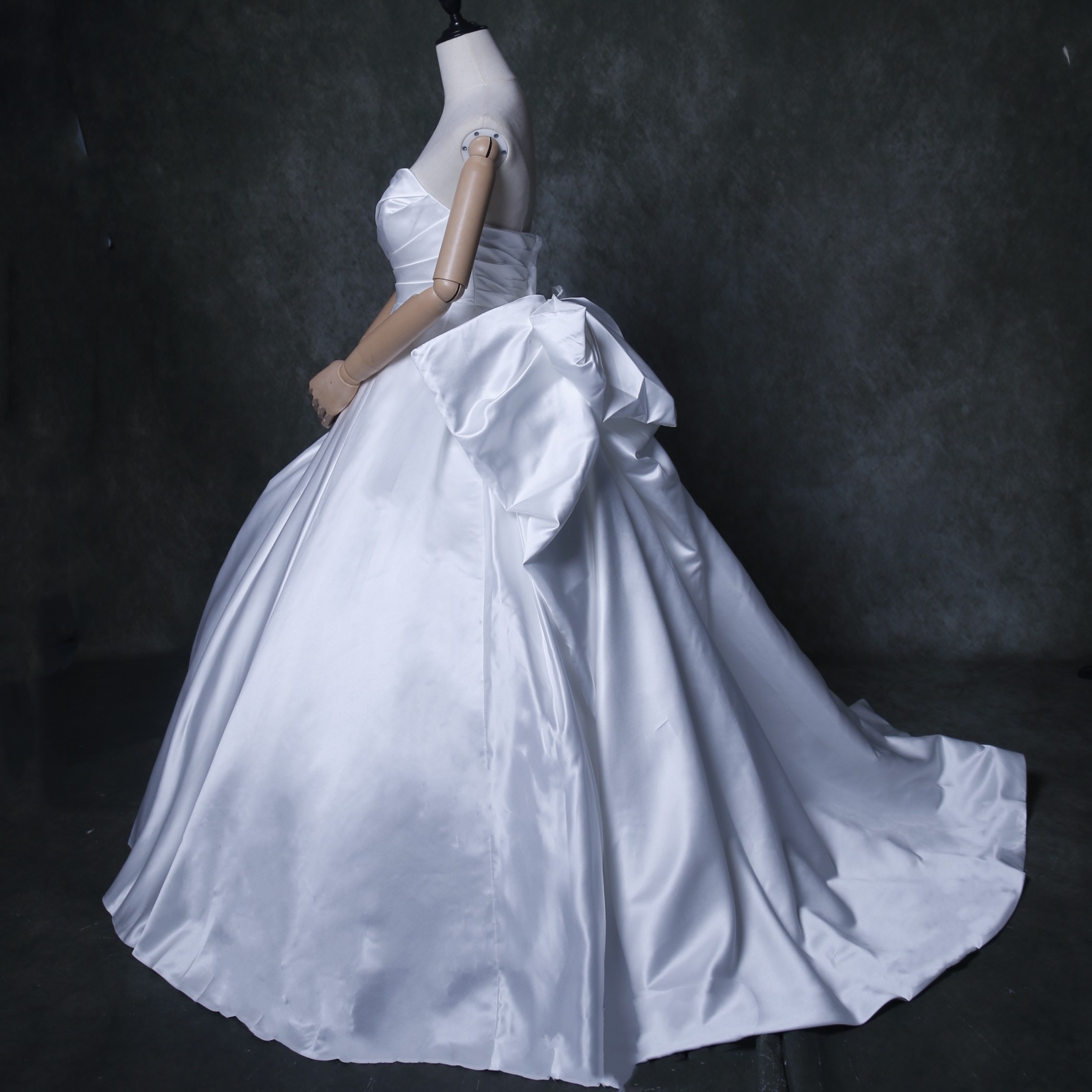 上品！ウエディングドレス ベアトップ プリンセスライン 光沢サテン ふっくら柔らかなバックリボン 結婚式