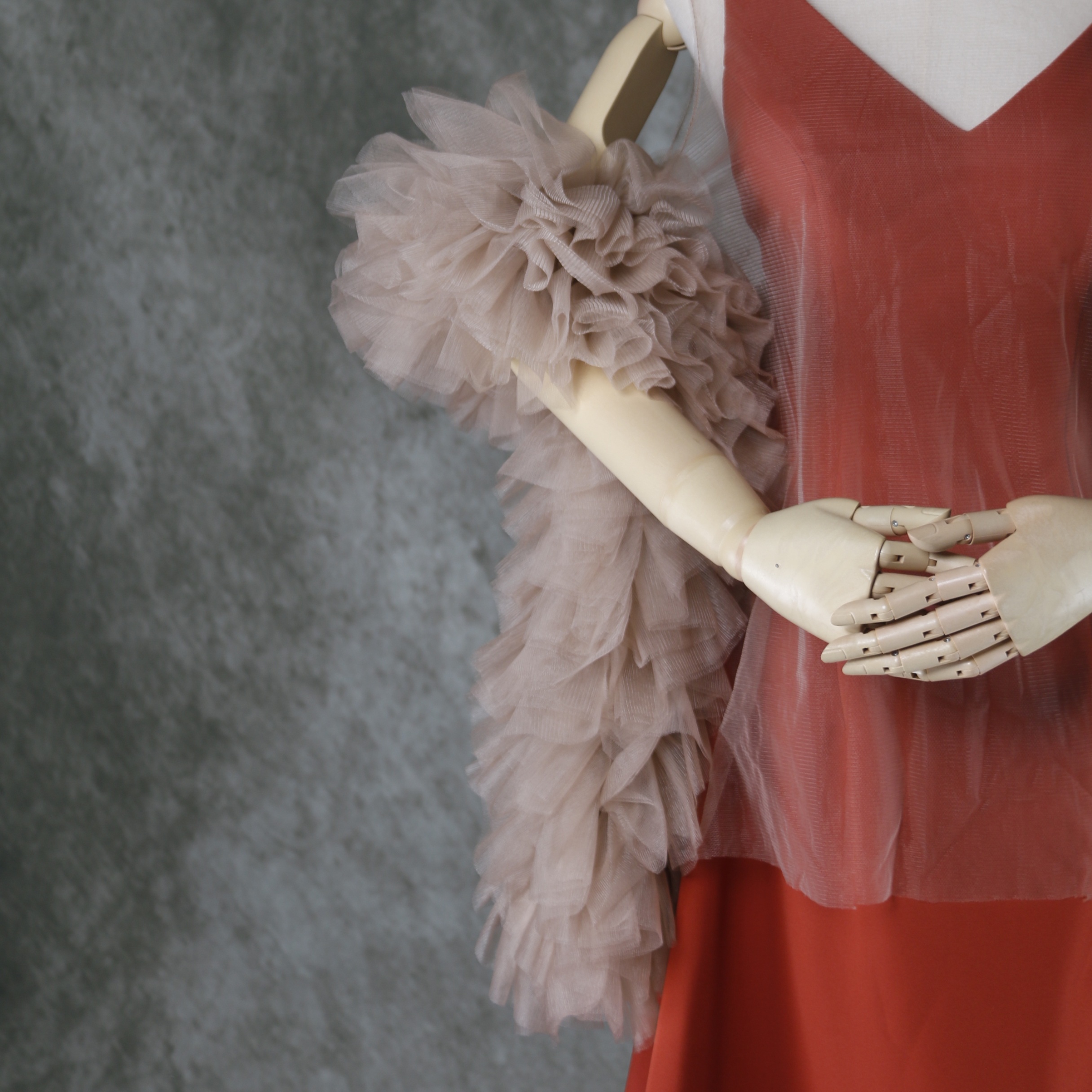 人気上昇！テラコッタ色 ソフトチュール トップス+キャミソール Vネック トレーン 二次会