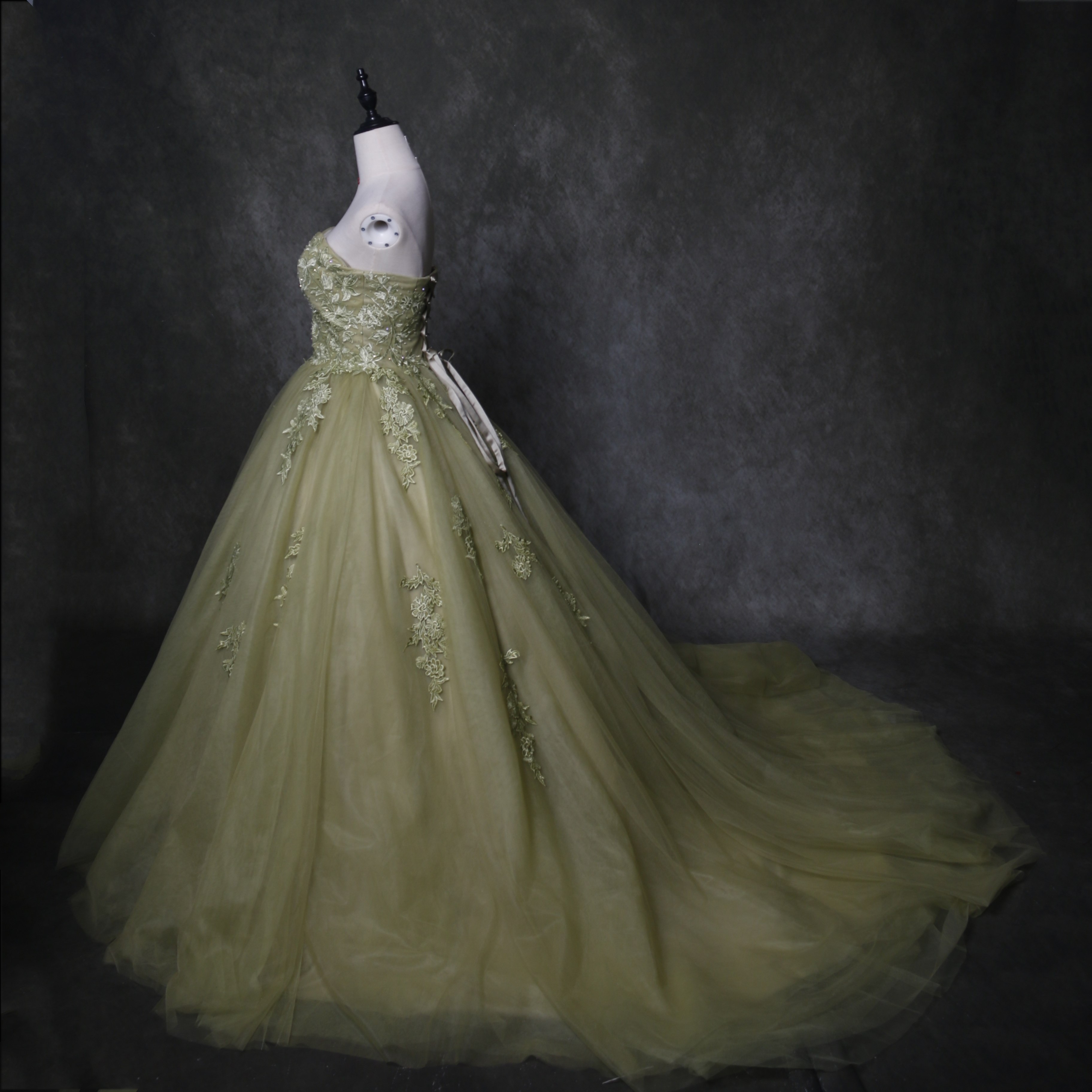 高品質！カラードレス 薄グリーン ベアトップ 可愛い プリンセスライン 繊細レース 披露宴/二次会