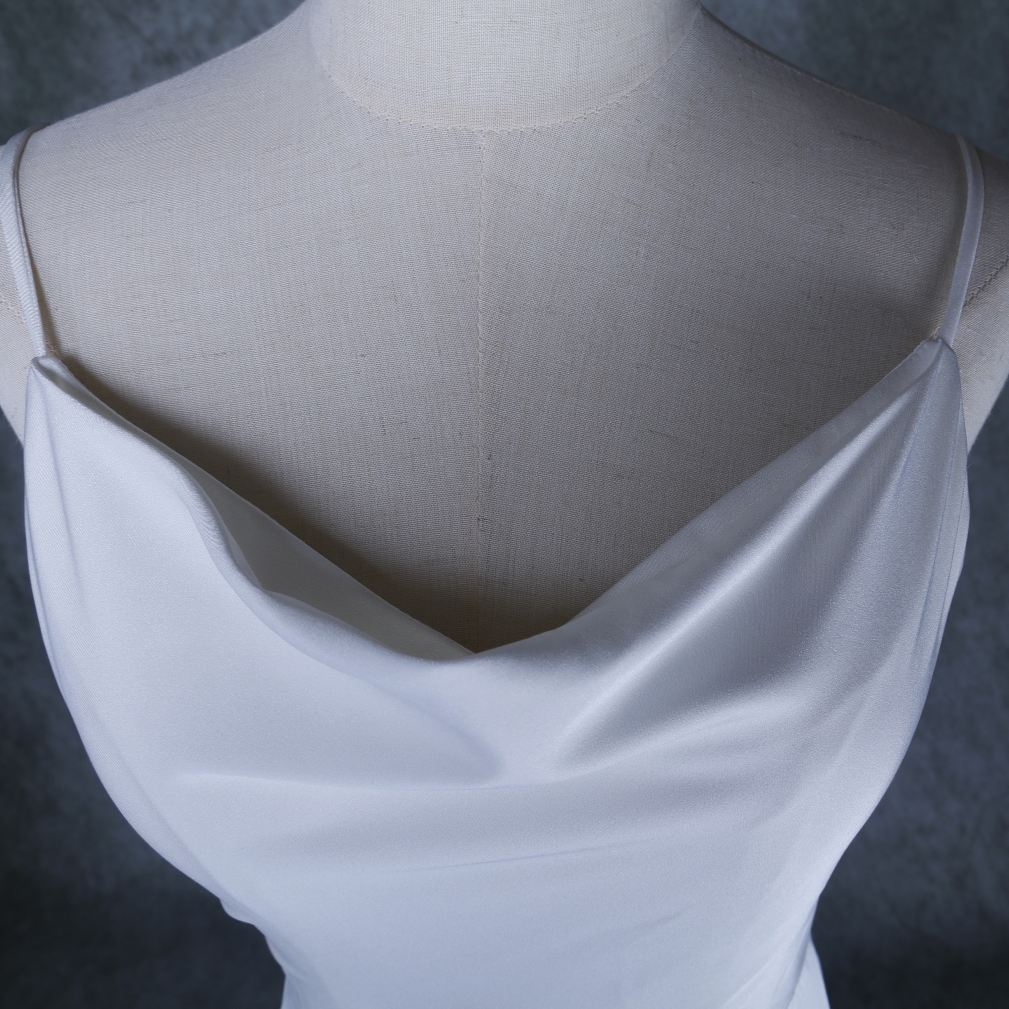 マーメイドライン サテン ボートネック パープル 背中見せ 繊細レース  