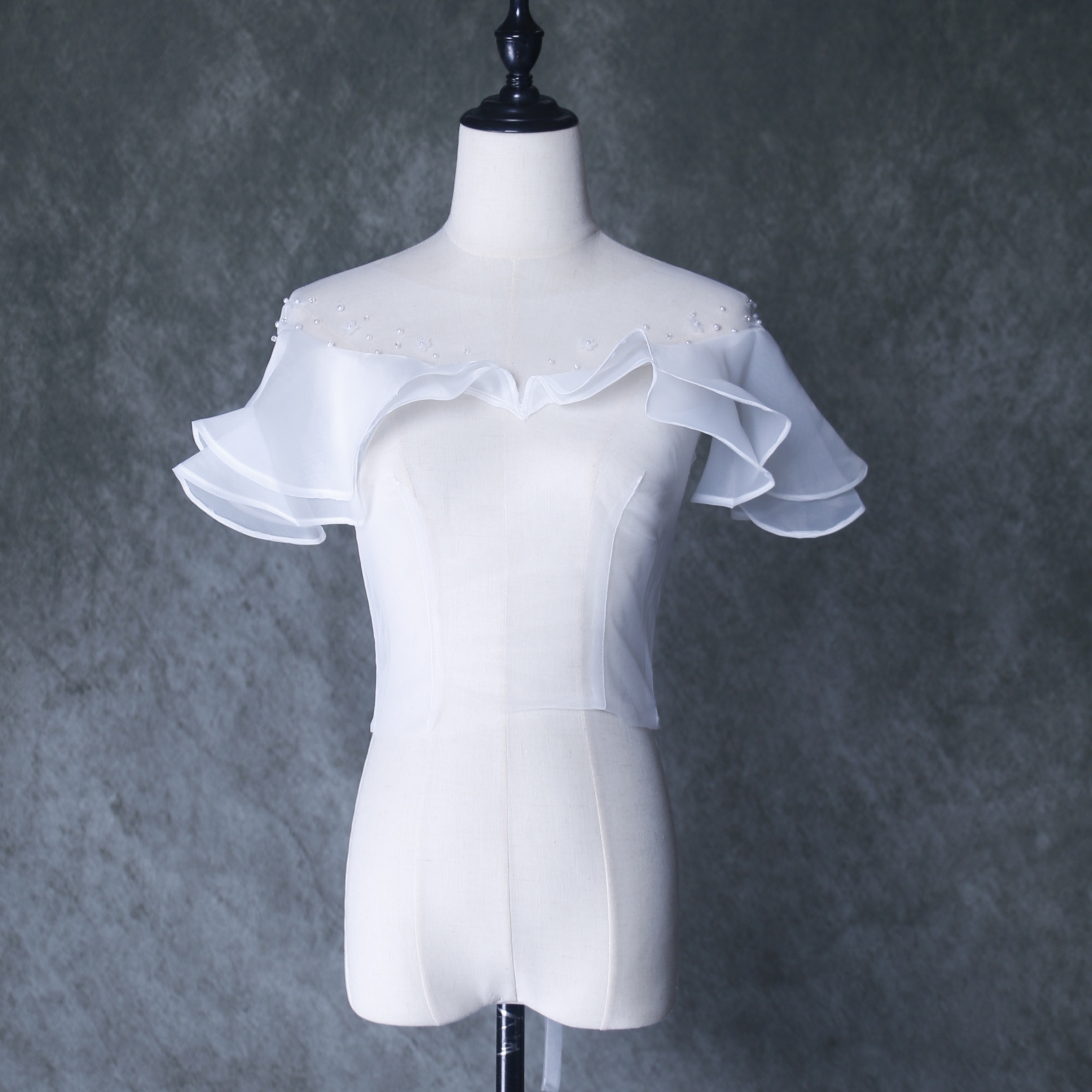 美品！オフショルダー オフホワイト 上質オーガンジー 花モチーフ 可愛い