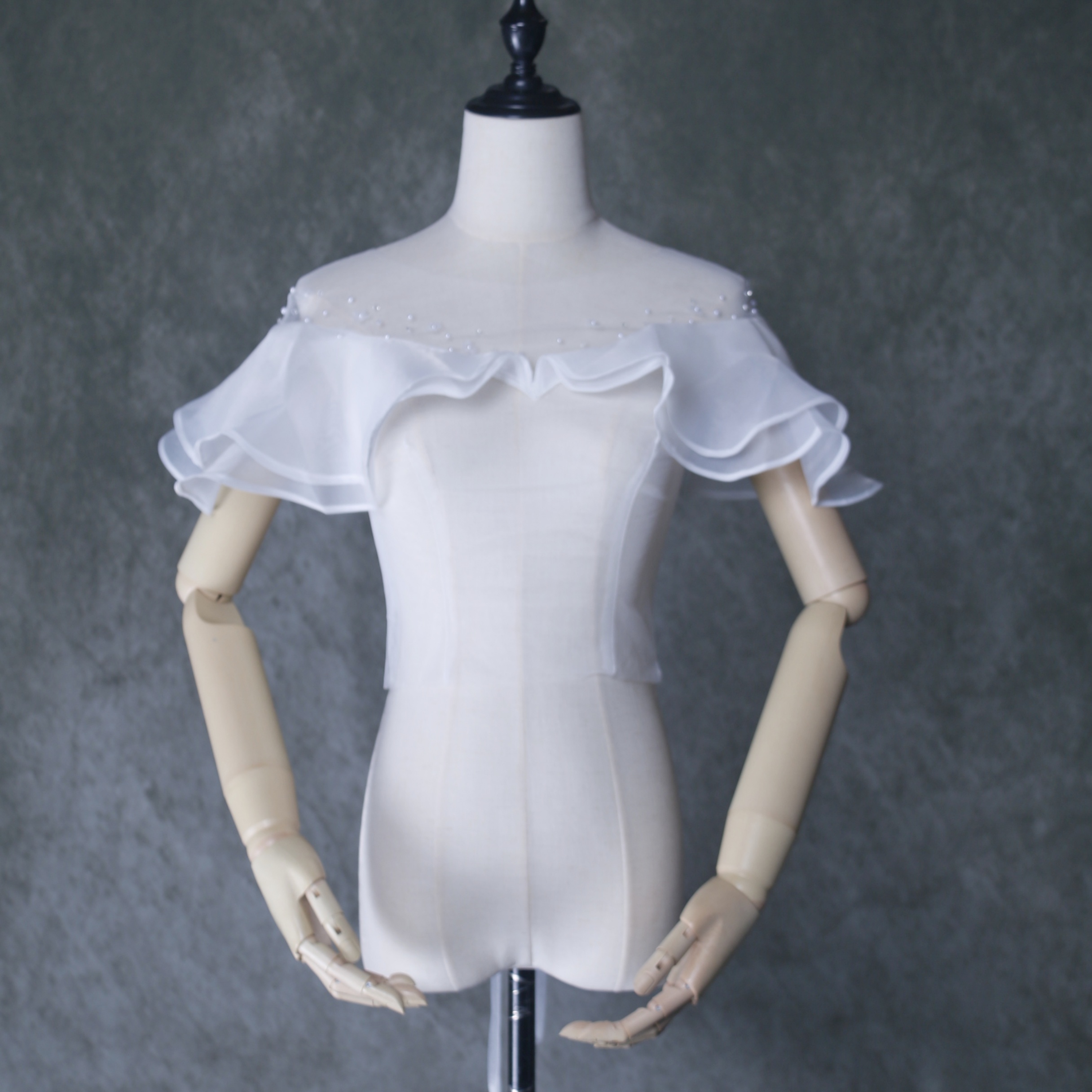 美品！オフショルダー オフホワイト 上質オーガンジー 花モチーフ 可愛い