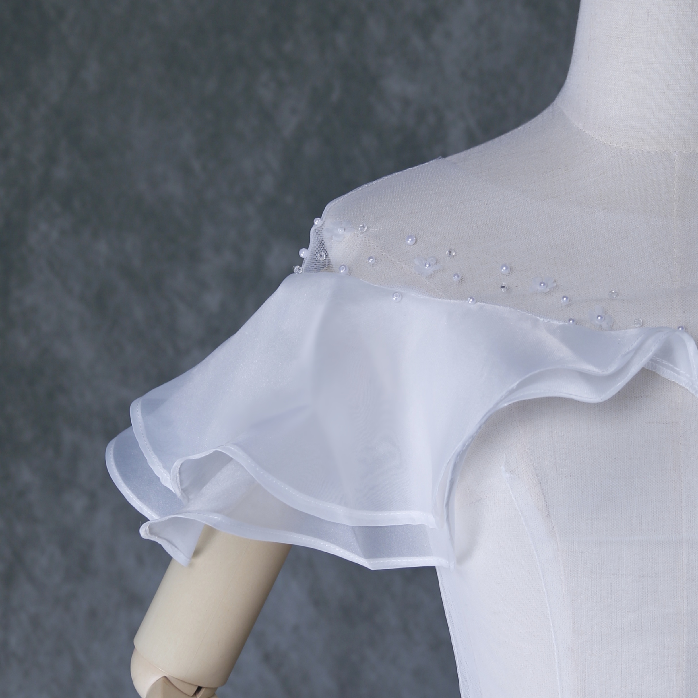 美品！オフショルダー オフホワイト 上質オーガンジー 花モチーフ 可愛い