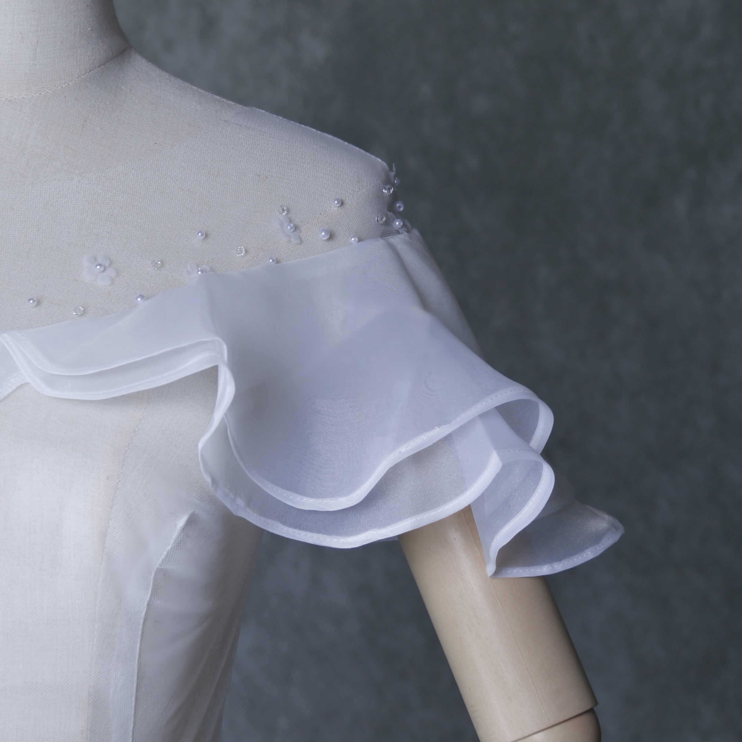 美品！オフショルダー オフホワイト 上質オーガンジー 花モチーフ 可愛い