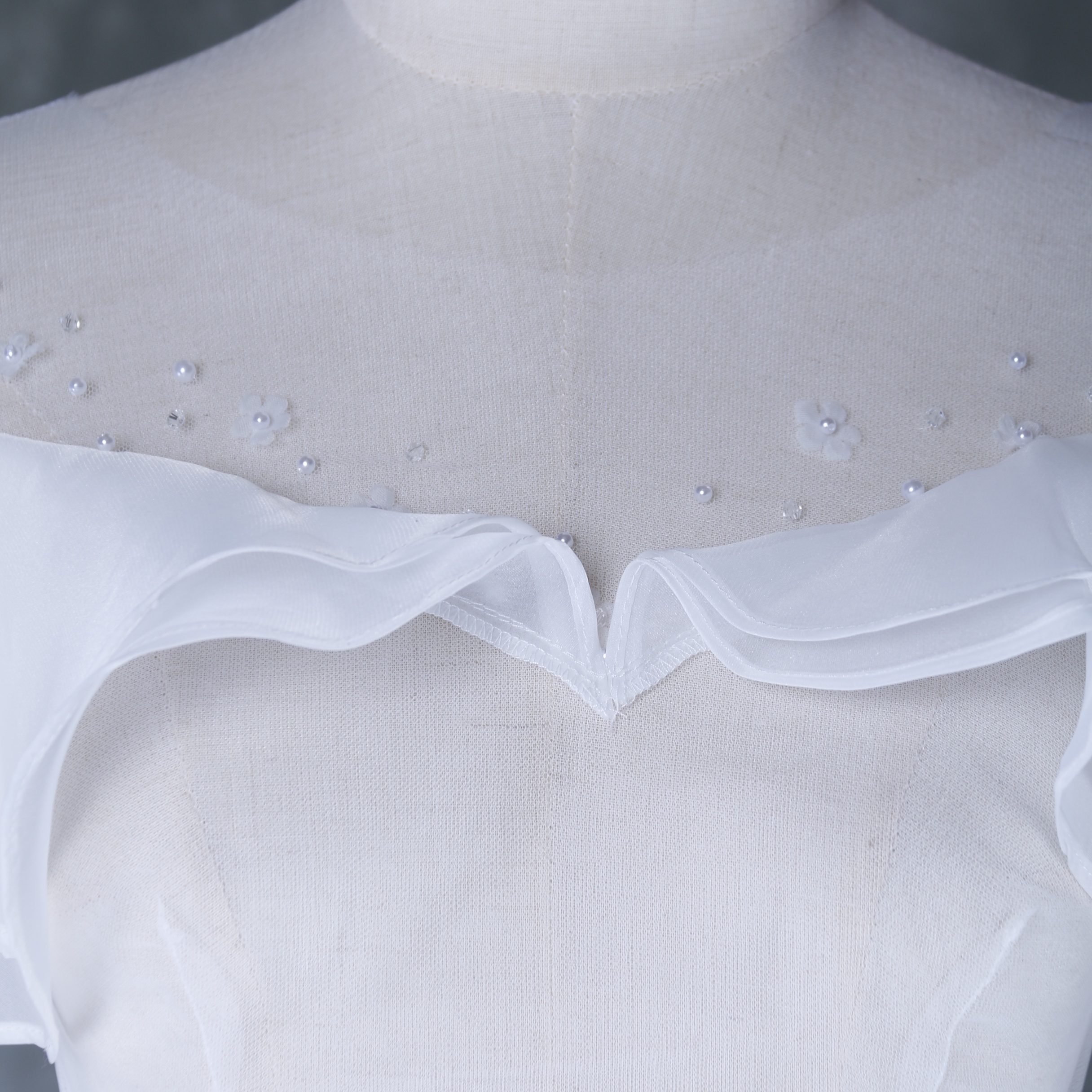 美品！オフショルダー オフホワイト 上質オーガンジー 花モチーフ 可愛い