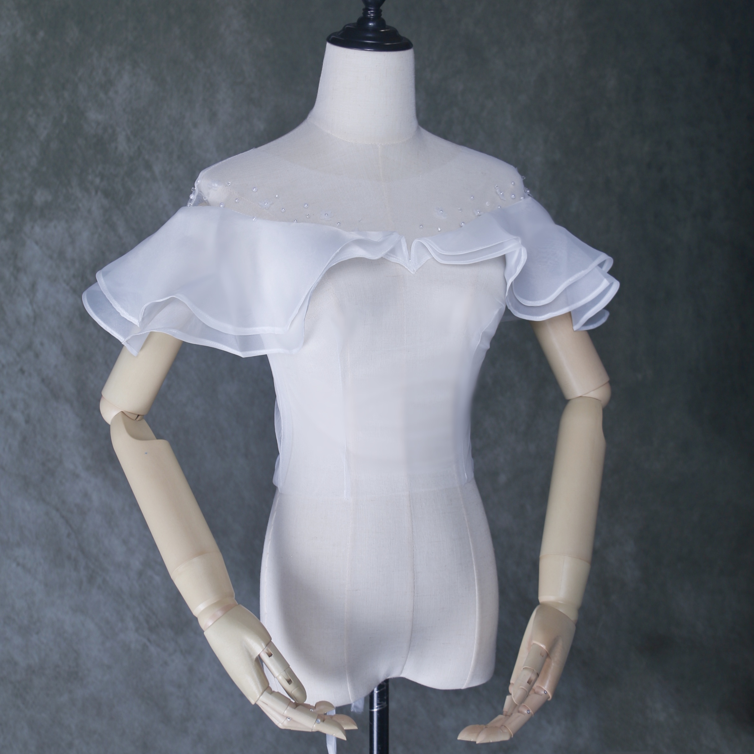 美品！オフショルダー オフホワイト 上質オーガンジー 花モチーフ 可愛い