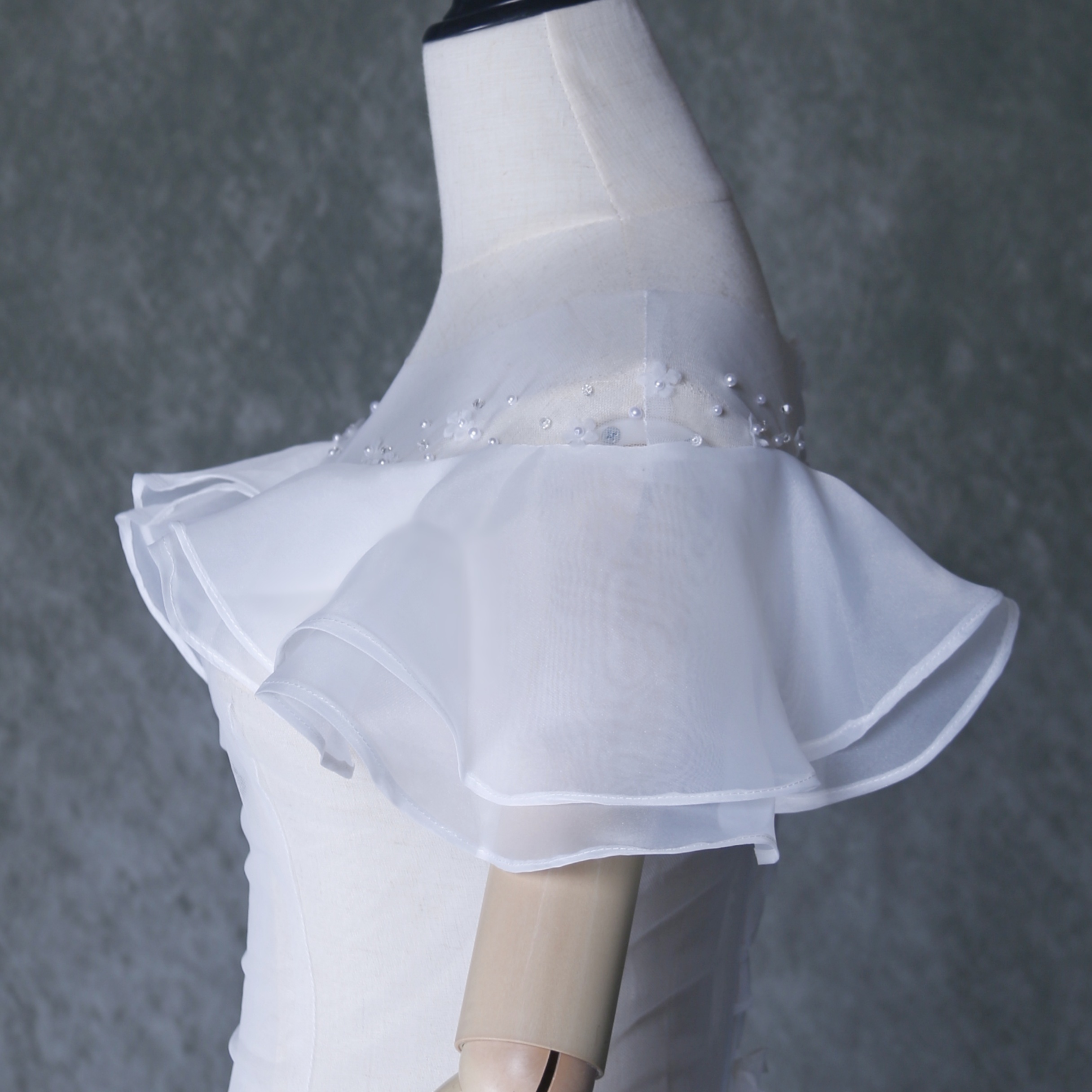 美品！オフショルダー オフホワイト 上質オーガンジー 花モチーフ 可愛い