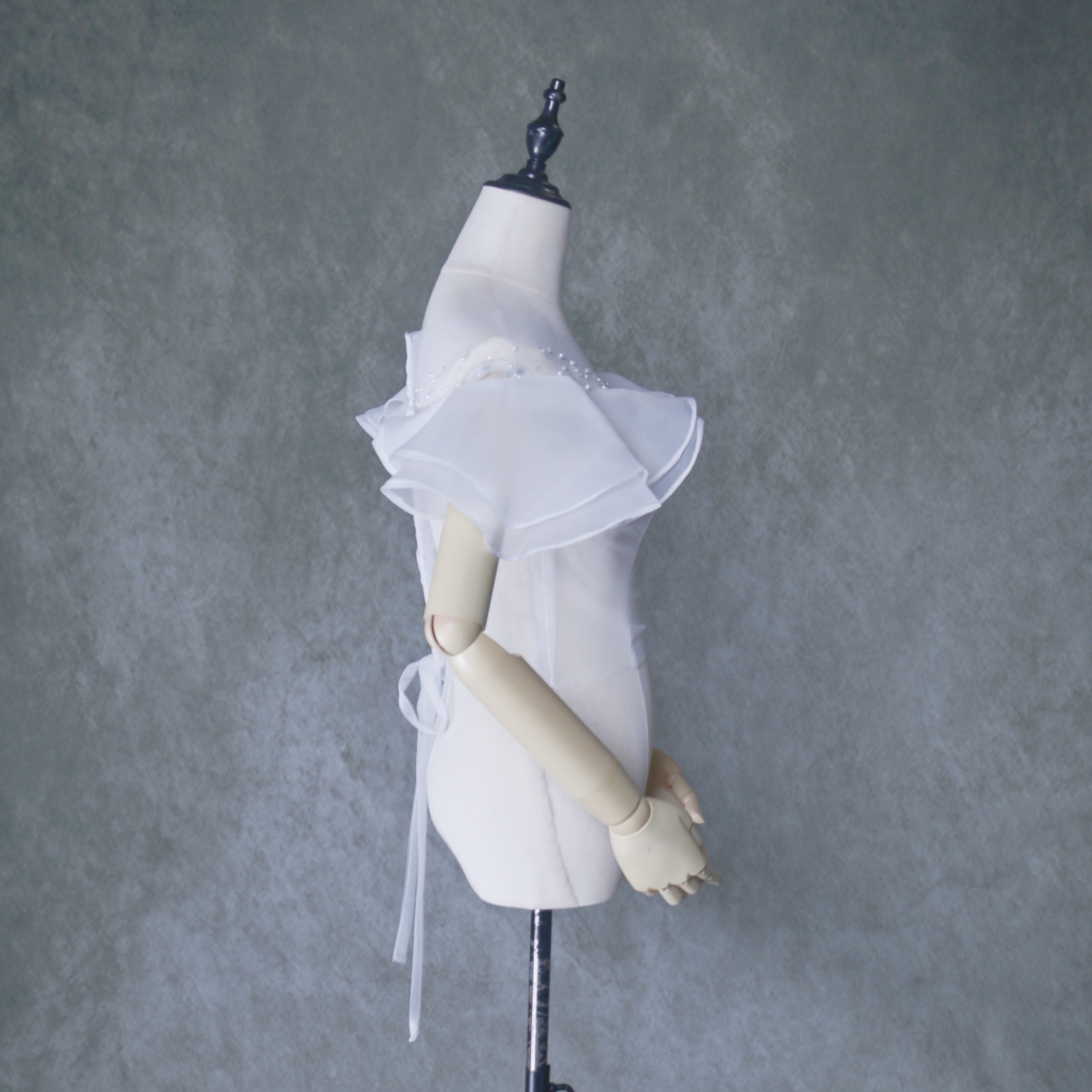 美品！オフショルダー オフホワイト 上質オーガンジー 花モチーフ 可愛い