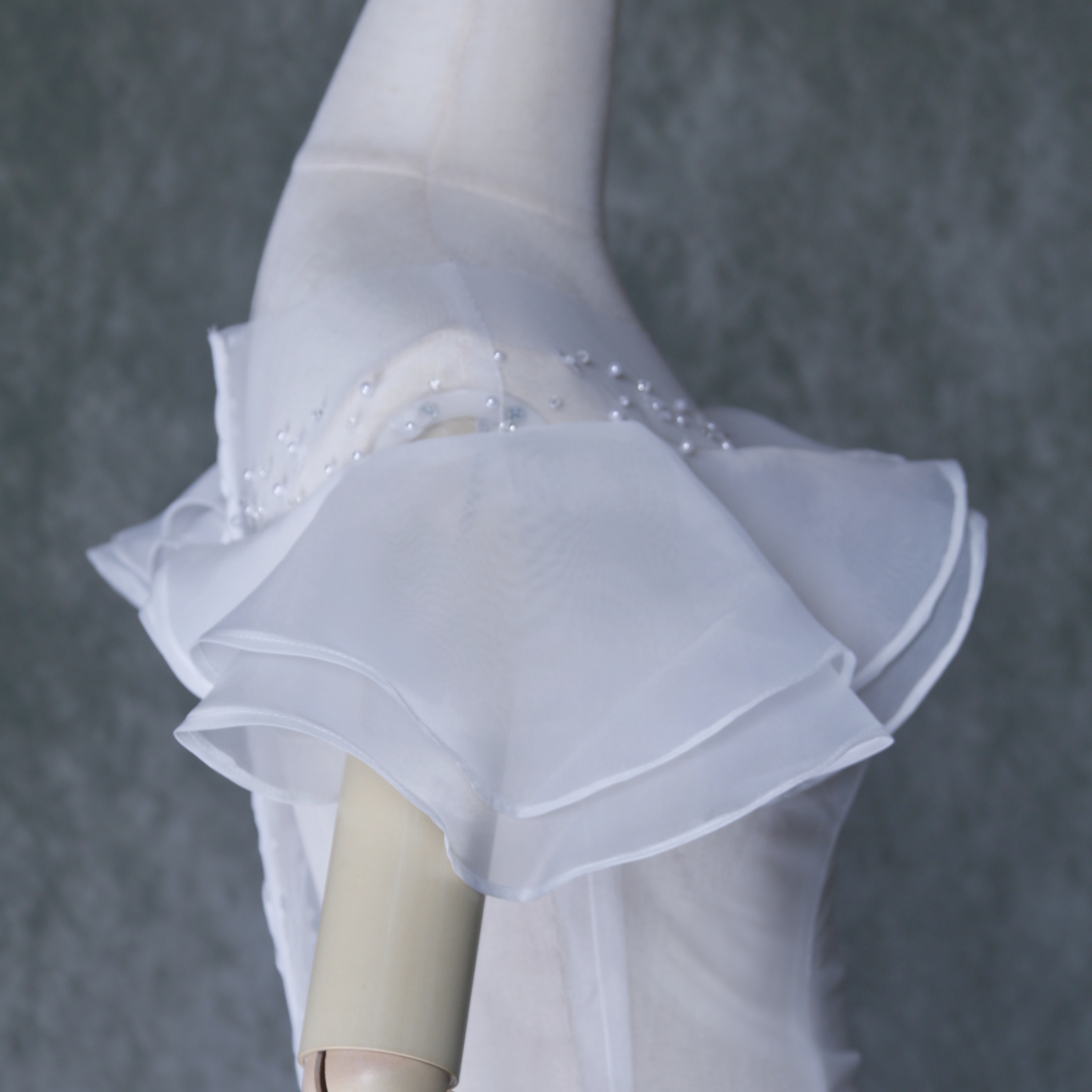 美品！オフショルダー オフホワイト 上質オーガンジー 花モチーフ 可愛い