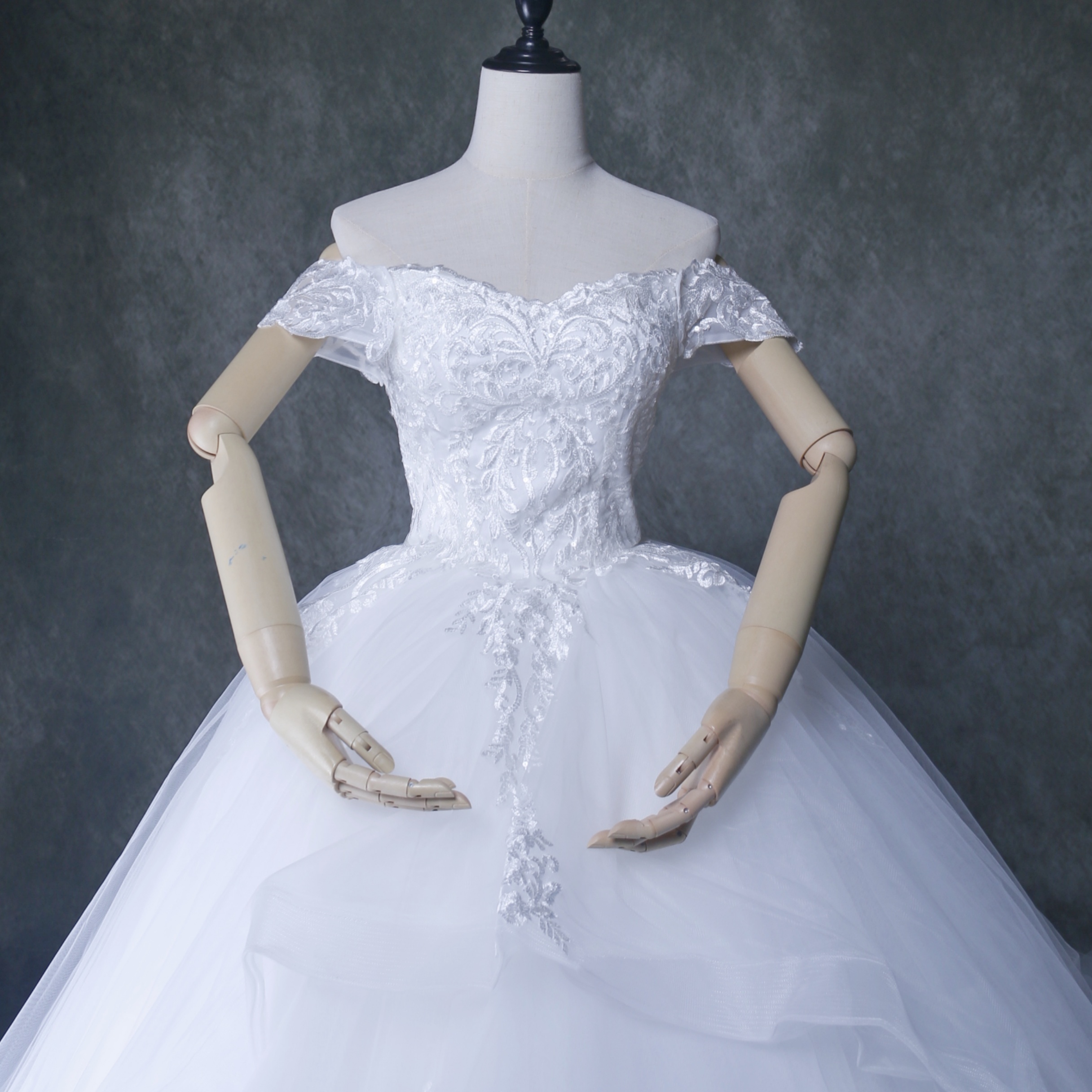 豪華！ウェディングドレス オフショルダー キラキラ光る刺繍 リボン フレアスカート 結婚式/披露宴