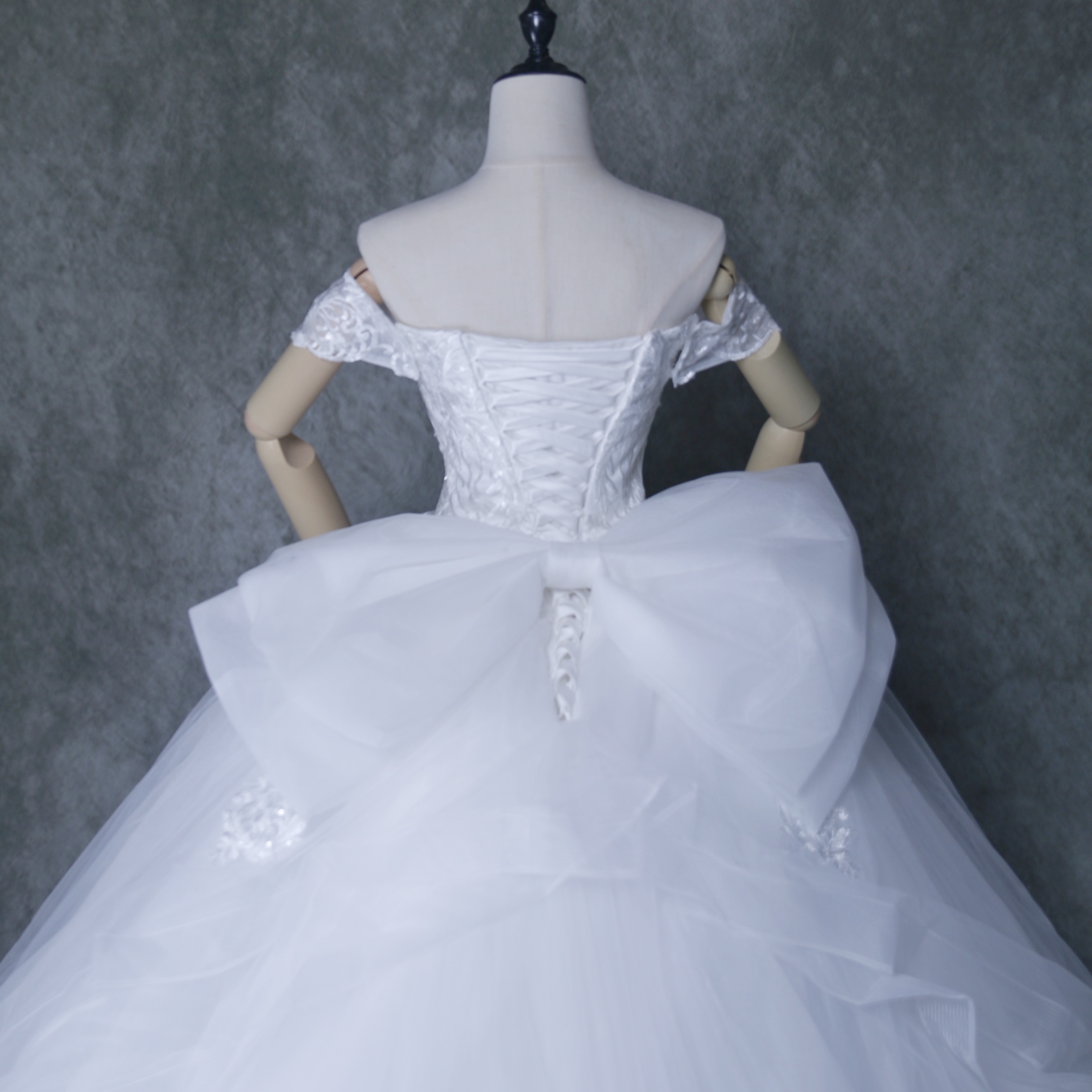 豪華！ウェディングドレス オフショルダー キラキラ光る刺繍 リボン フレアスカート 結婚式/披露宴