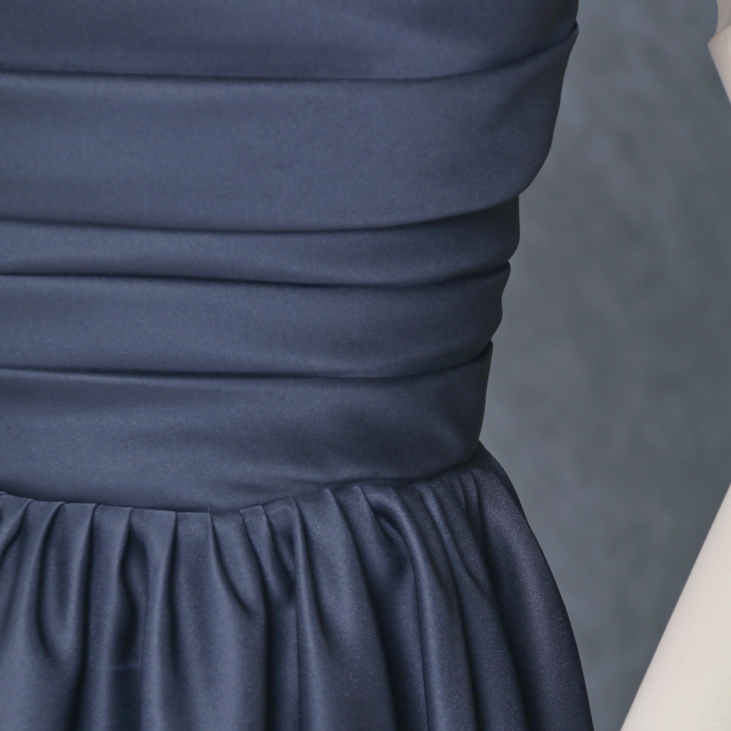 パーティードレス 床付く キャミソール マット生地 ファスナー リボン  