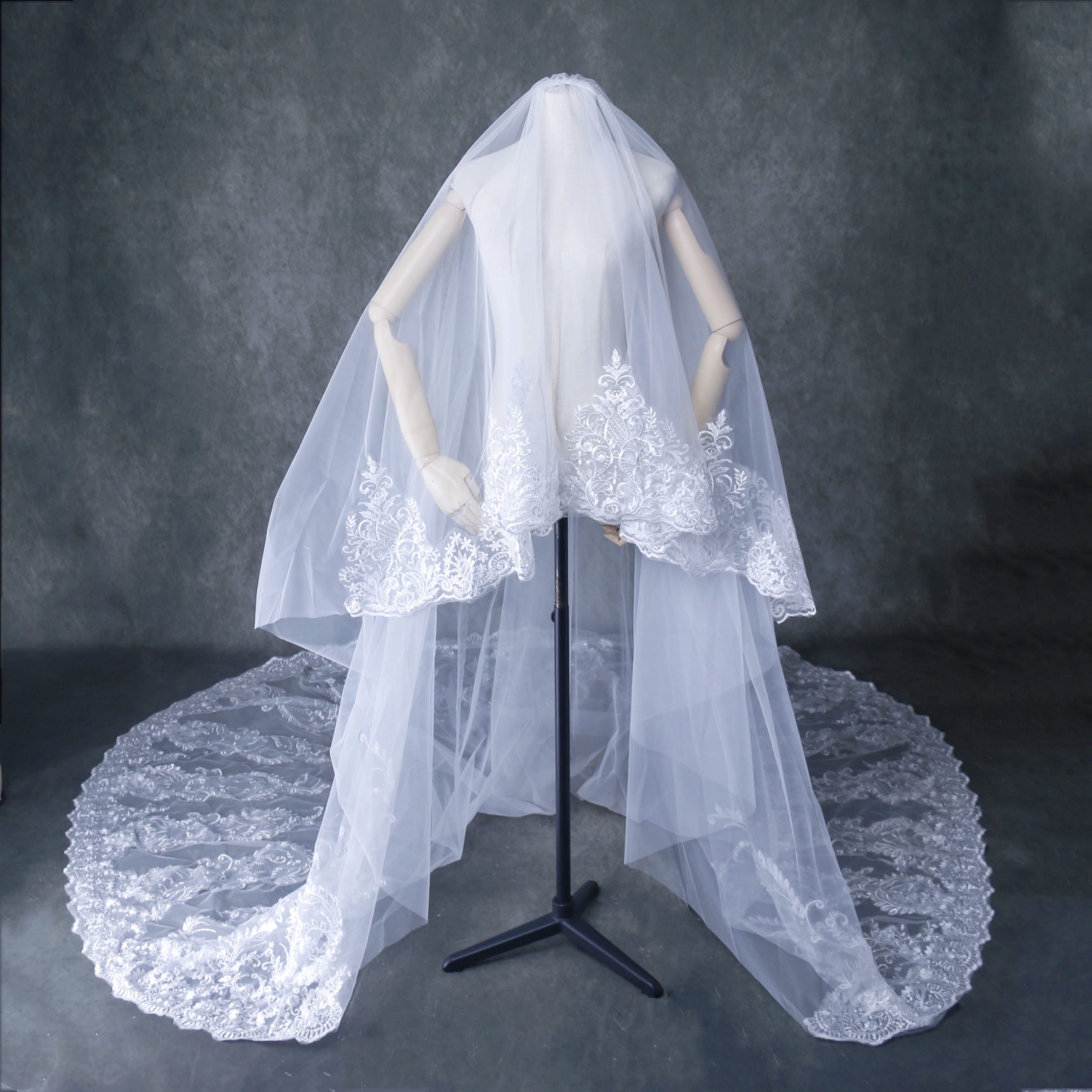 シアーな美しさ ロングベール キラキラスパンコール 上品花レース 花嫁/ウェディングドレス