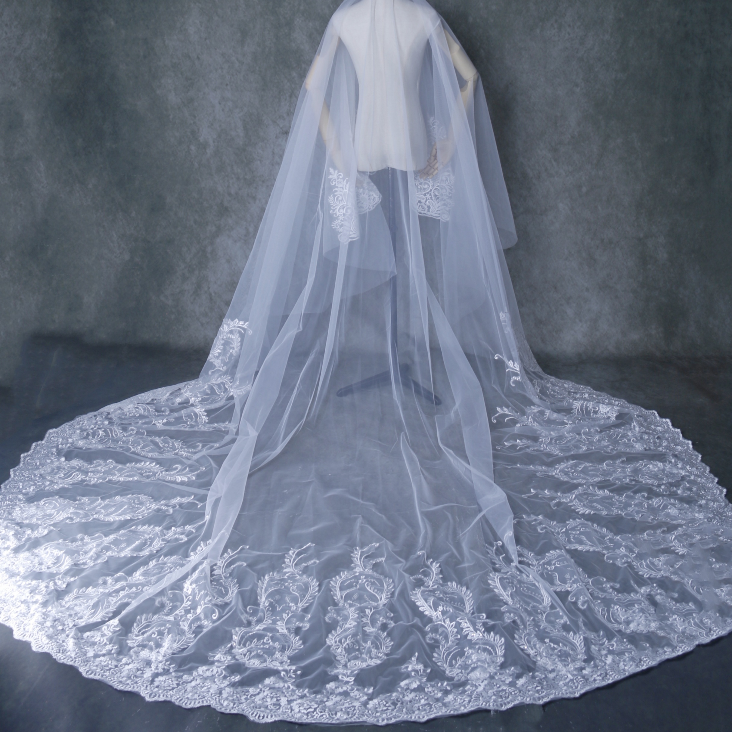 シアーな美しさ ロングベール キラキラスパンコール 上品花レース 花嫁/ウェディングドレス