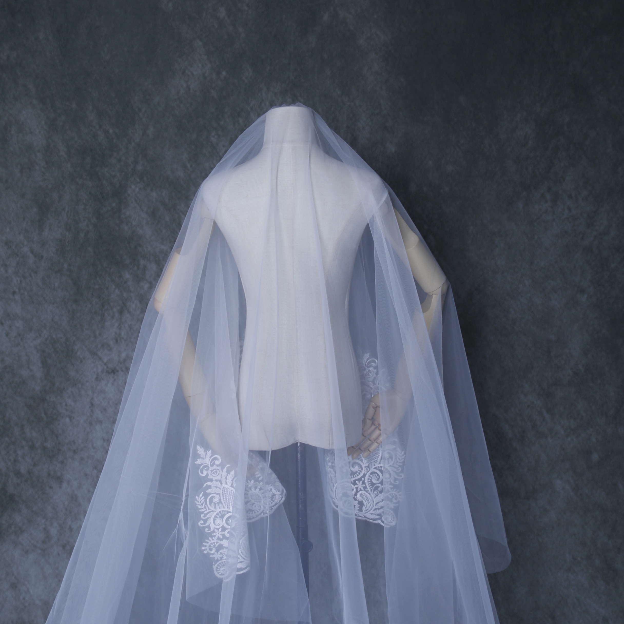 シアーな美しさ ロングベール キラキラスパンコール 上品花レース 花嫁/ウェディングドレス