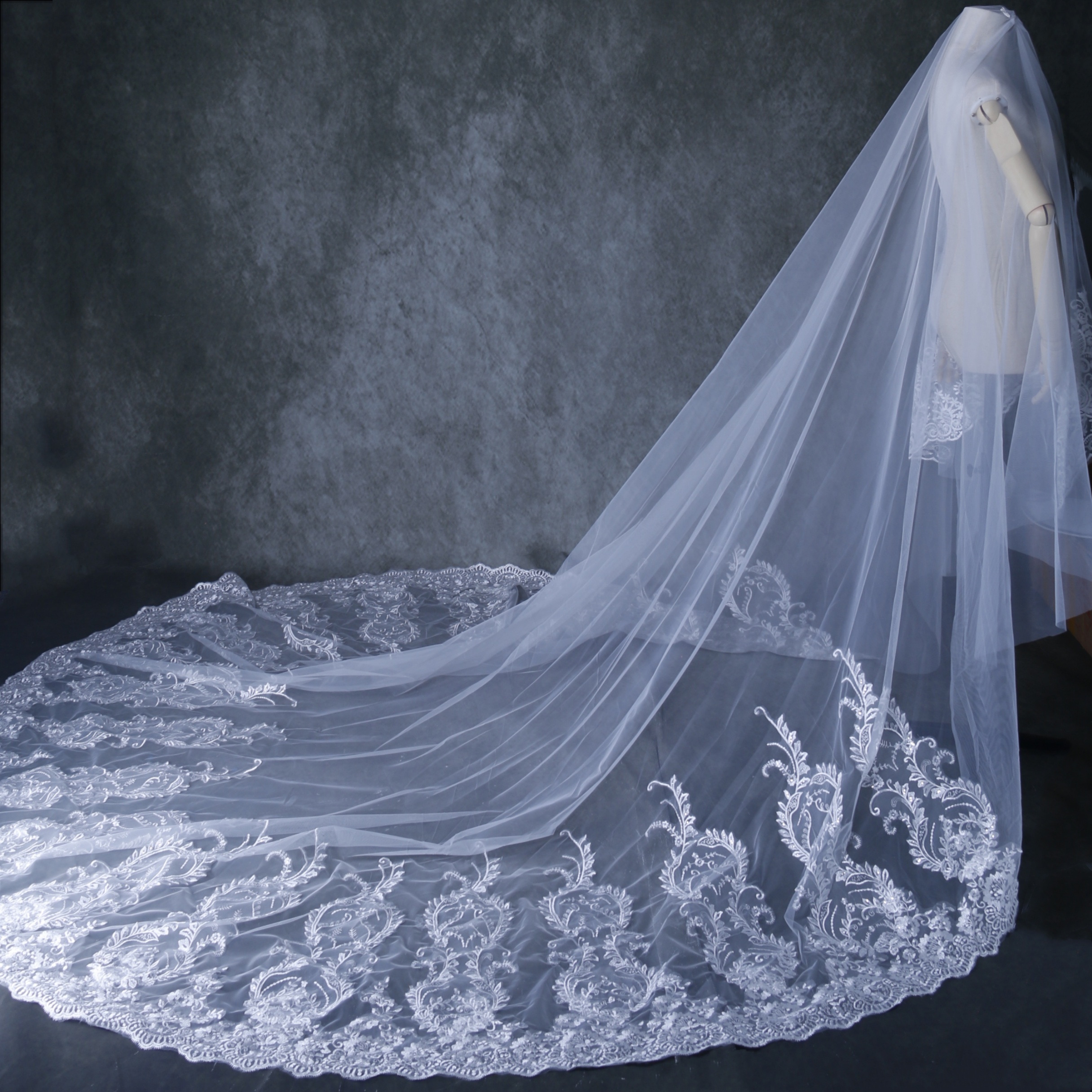 シアーな美しさ ロングベール キラキラスパンコール 上品花レース 花嫁/ウェディングドレス