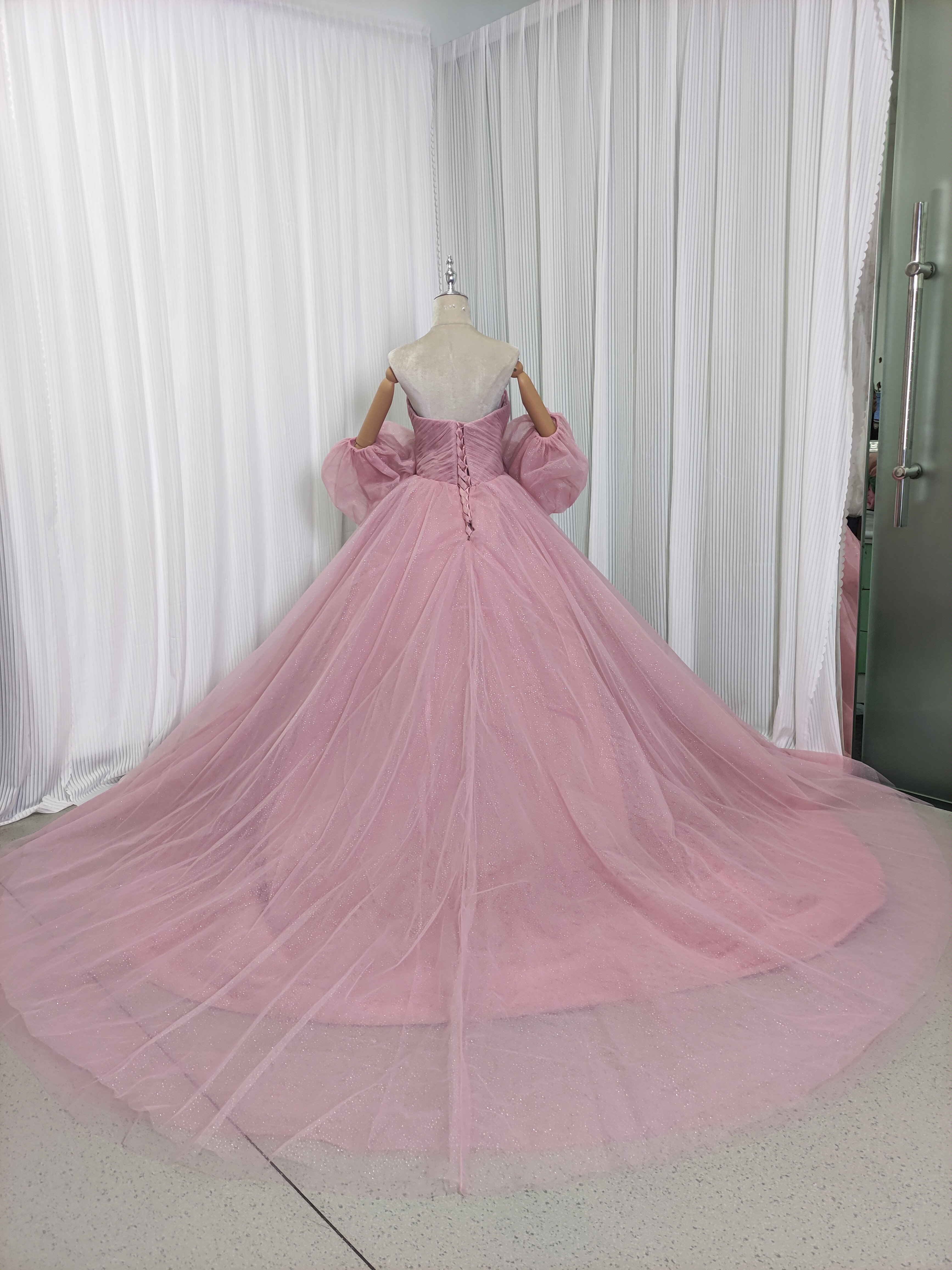 人気上昇！カラードレス ピンク ベアトップ キラキラグリッターチュール パフスリーブ 可愛い 花嫁