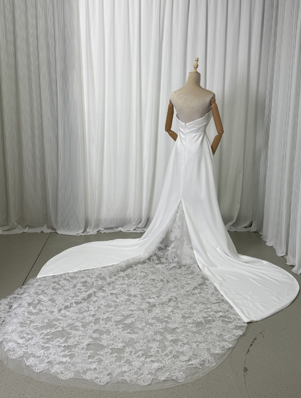 フランス風 ウェディングドレス ベアトップ 細見えシルエット 華やかなトレーン 流れる透け花レース 結婚式