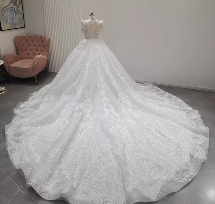 豪華！ウェディングドレス Vネック 長袖 韓国風ドレス エレガントレース パール 華やかなトレーン 結婚式