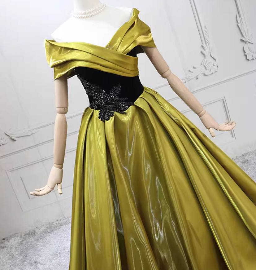 カラードレス グリーン オフショルダー キラキラ光る刺繍 フレアスカート 光沢サテン 編み上げ 披露宴