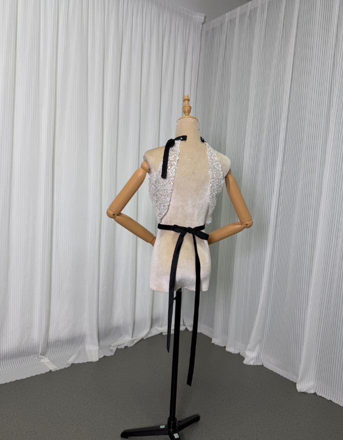 フェミニンなフレームレースの袖トップス アメスリ ホルターネック 3D立体レース刺繍 背中見せ 結婚式