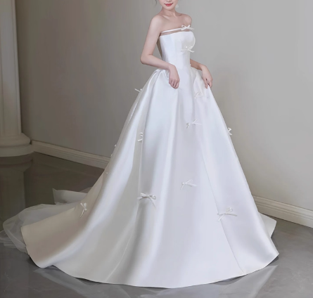ウェディングドレス ベアトップ リボン プリンセスライン 光沢サテン エレガント 結婚式