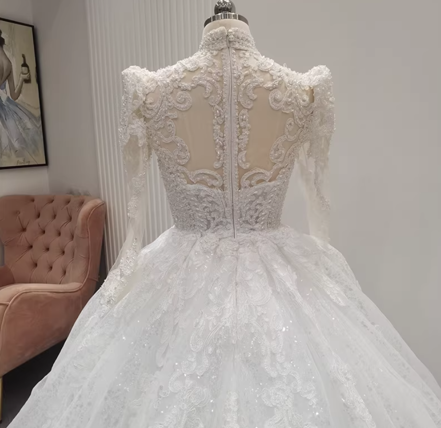 豪華！ウェディングドレス Vネック 長袖 韓国風ドレス エレガントレース パール 華やかなトレーン 結婚式