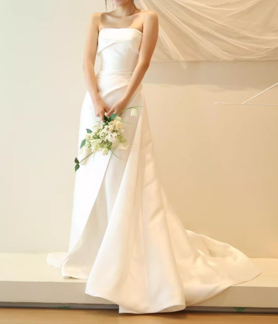 フランス風 ウェディングドレス ベアトップ 細見えシルエット 短トレーン ロイヤルサテン 結婚式