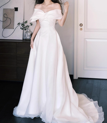 エレガント ウェディングドレス オフショルダー ふわふわドレス 大人っぽい ミニトレーン 拳式