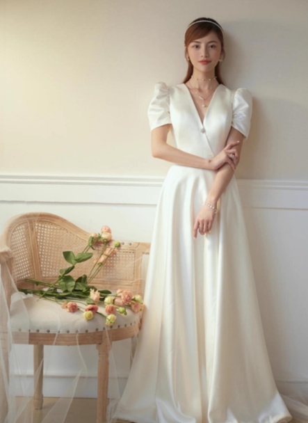 ウェディングドレス Vネック 短袖 優雅なシルエット クラシカル 結婚式/披露宴