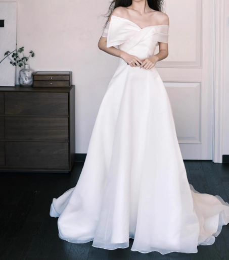 エレガント ウェディングドレス オフショルダー ふわふわドレス 大人っぽい ミニトレーン 拳式
