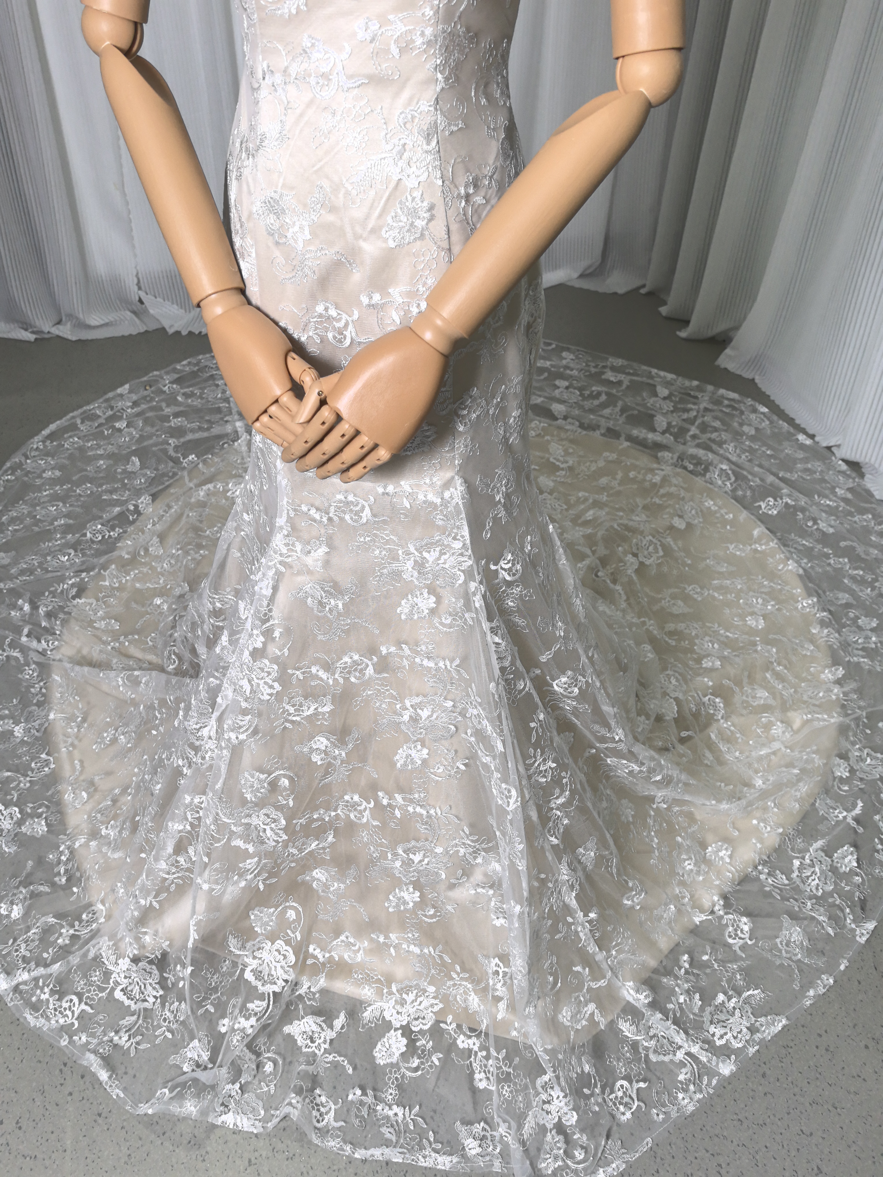 美品！ウエディングドレス ベージュ マーメイドライン 贅沢な小花総レース 華やかなトレーン 花嫁