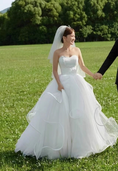 ウェディングドレス ベアトップ ラッフルフリル 繊細レース 大人っぽい 結婚式
