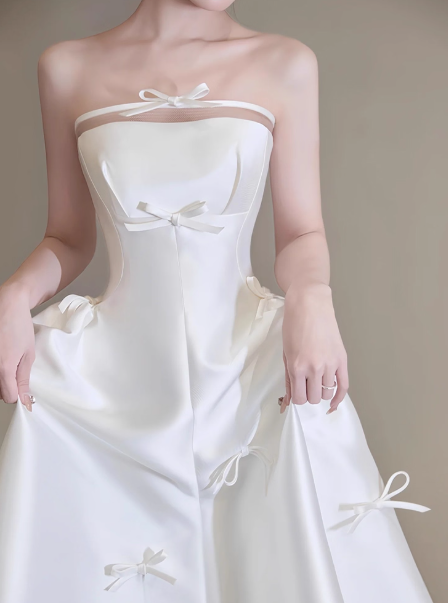 ウェディングドレス ベアトップ リボン プリンセスライン 光沢サテン エレガント 結婚式